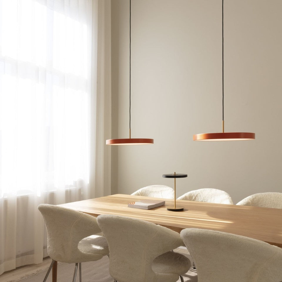 Stilvolle Asteria Plus Medium Pendellampe von Umage, gefertigt aus edlem Messing, perfekt für zeitgemäße Innenräume und gemütliche Lichtakzente.