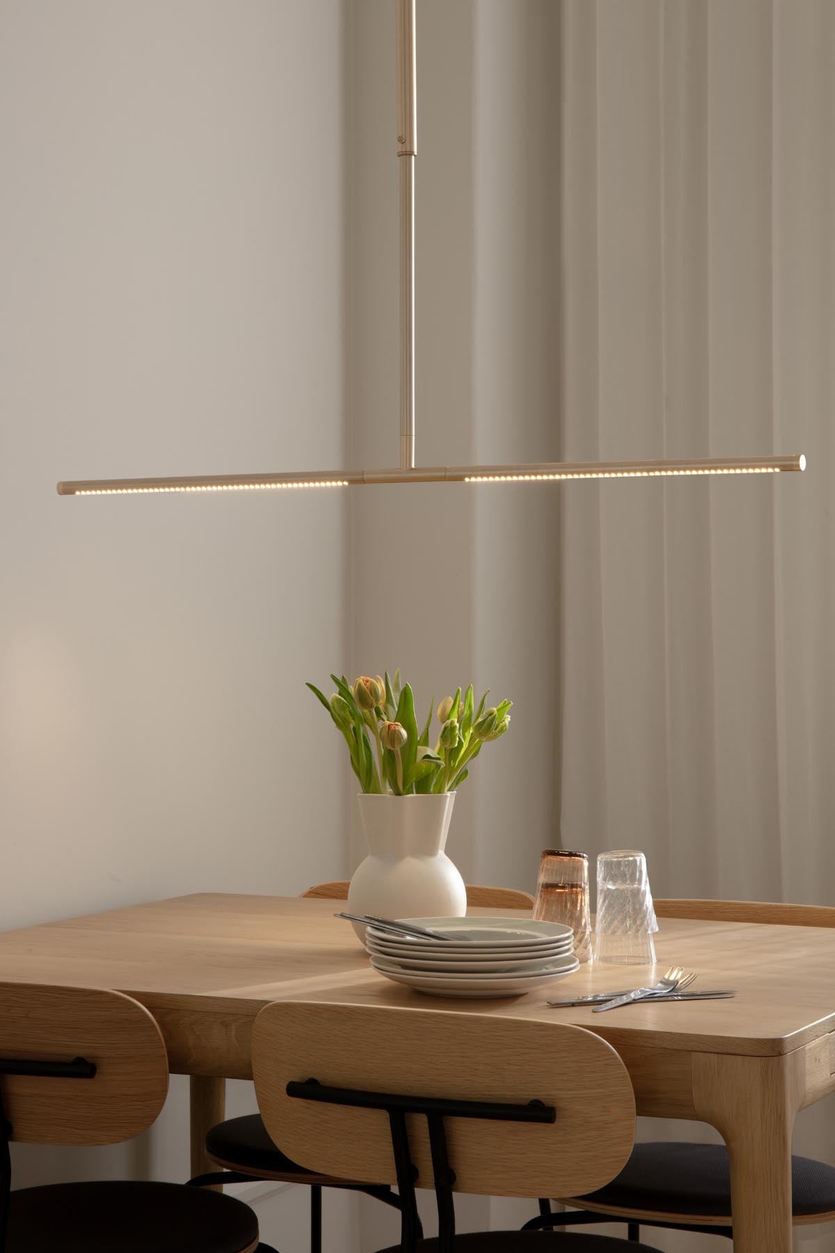 Moderne Omni Pendellampe von Umage, gefertigt aus edlem Messing, sorgt für ein harmonisches Lichtambiente und stilvolle Akzente in jedem Raum.