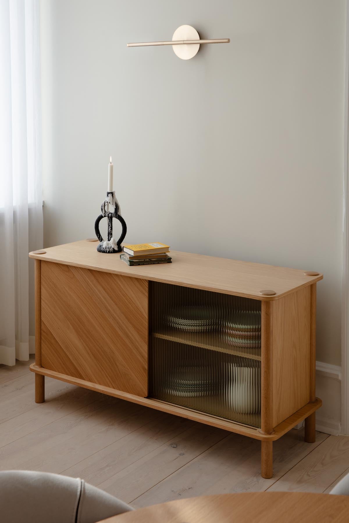 Moderne Omni Wall Wandleuchte von Umage, die durch ihr schlichtes Design und sanfte Beleuchtung jeden Raum stilvoll ergänzt.