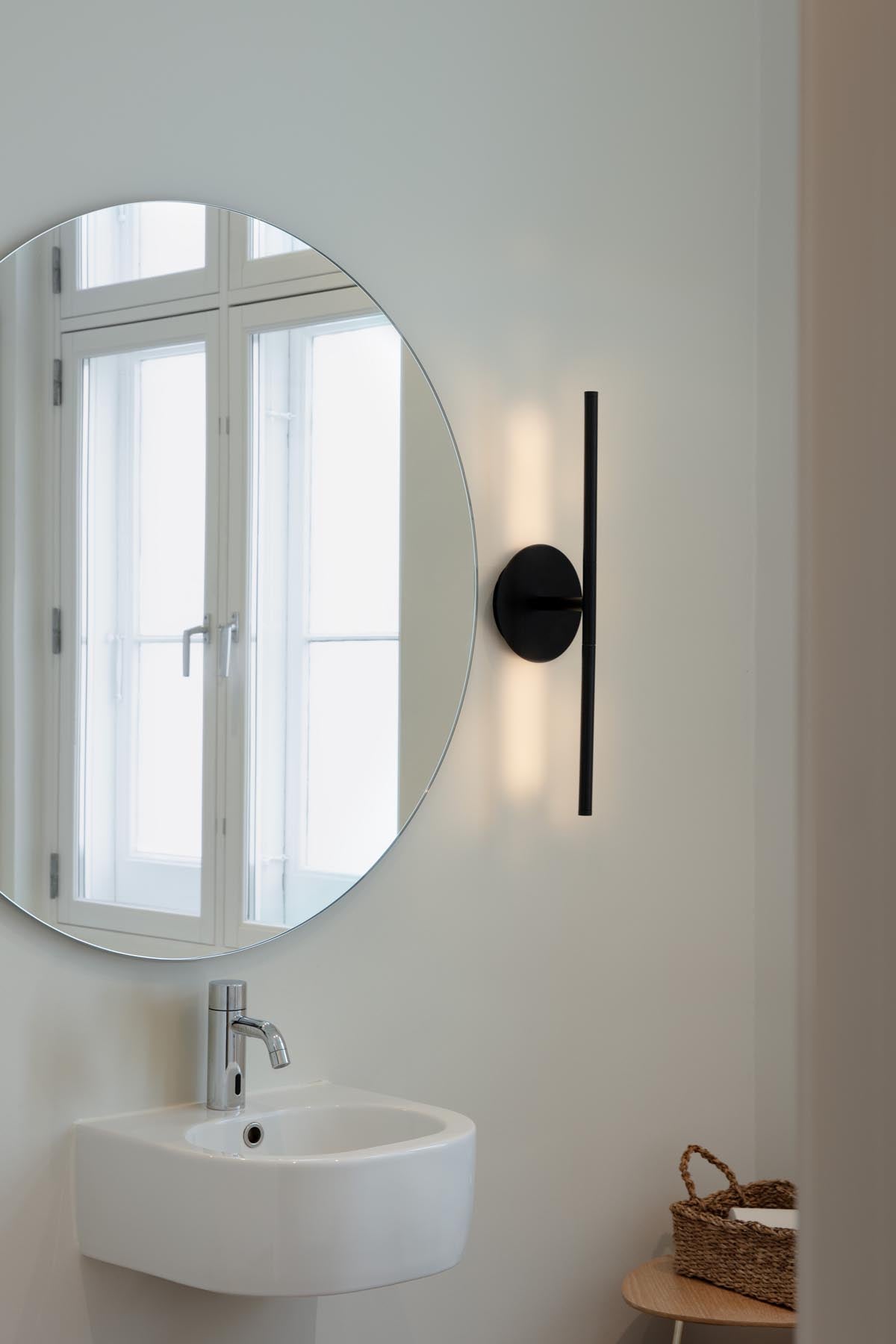 Elegante Omni Wall Wandleuchte von Umage in Schwarz, perfekt für stimmungsvolle Beleuchtung und modernes Wohnambiente.