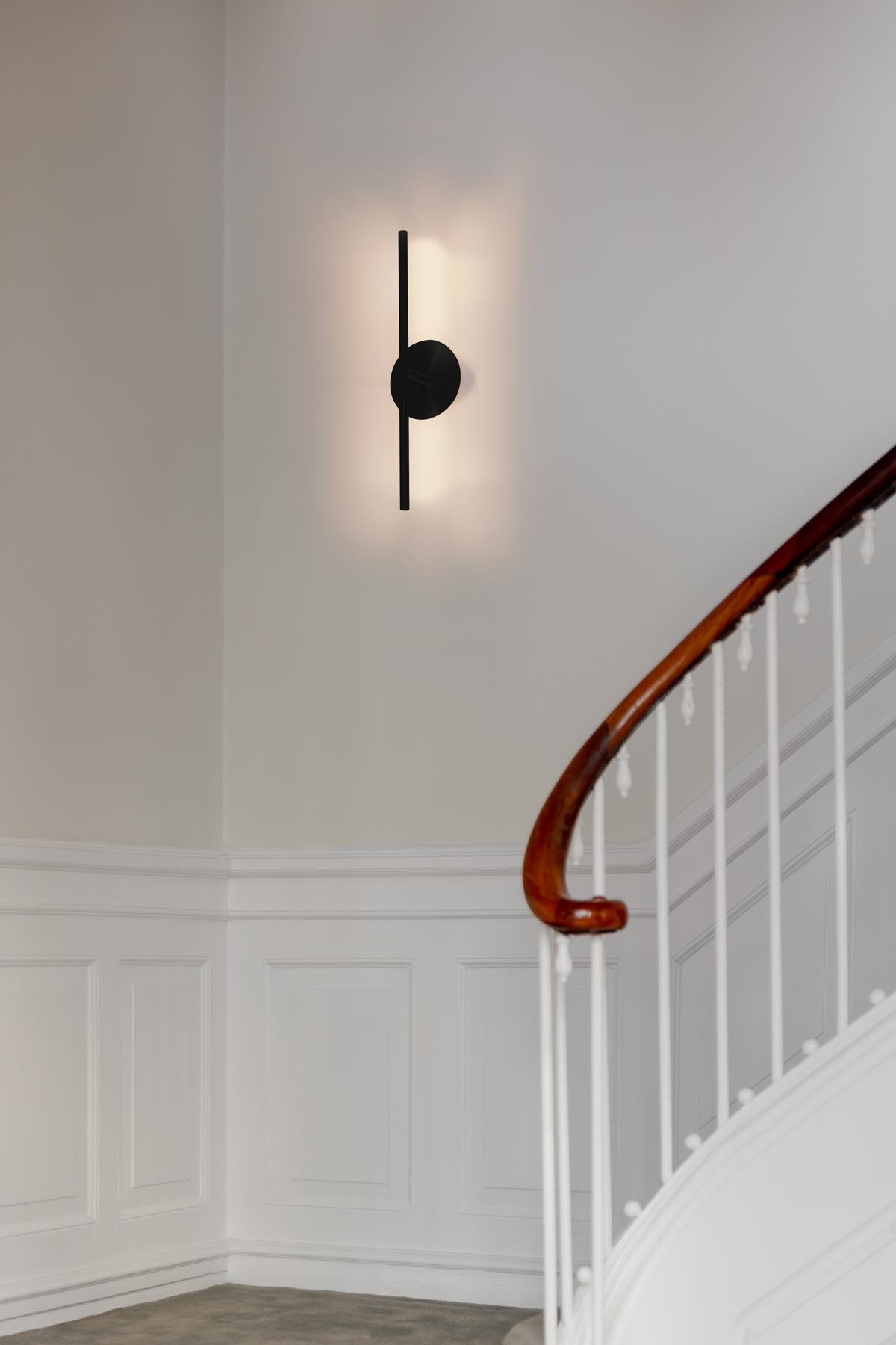 Elegante Omni Wall Wandleuchte von Umage in zeitlosem Schwarz, perfekt für stimmungsvolle Beleuchtung und stilvolle Akzente in jedem Raum.