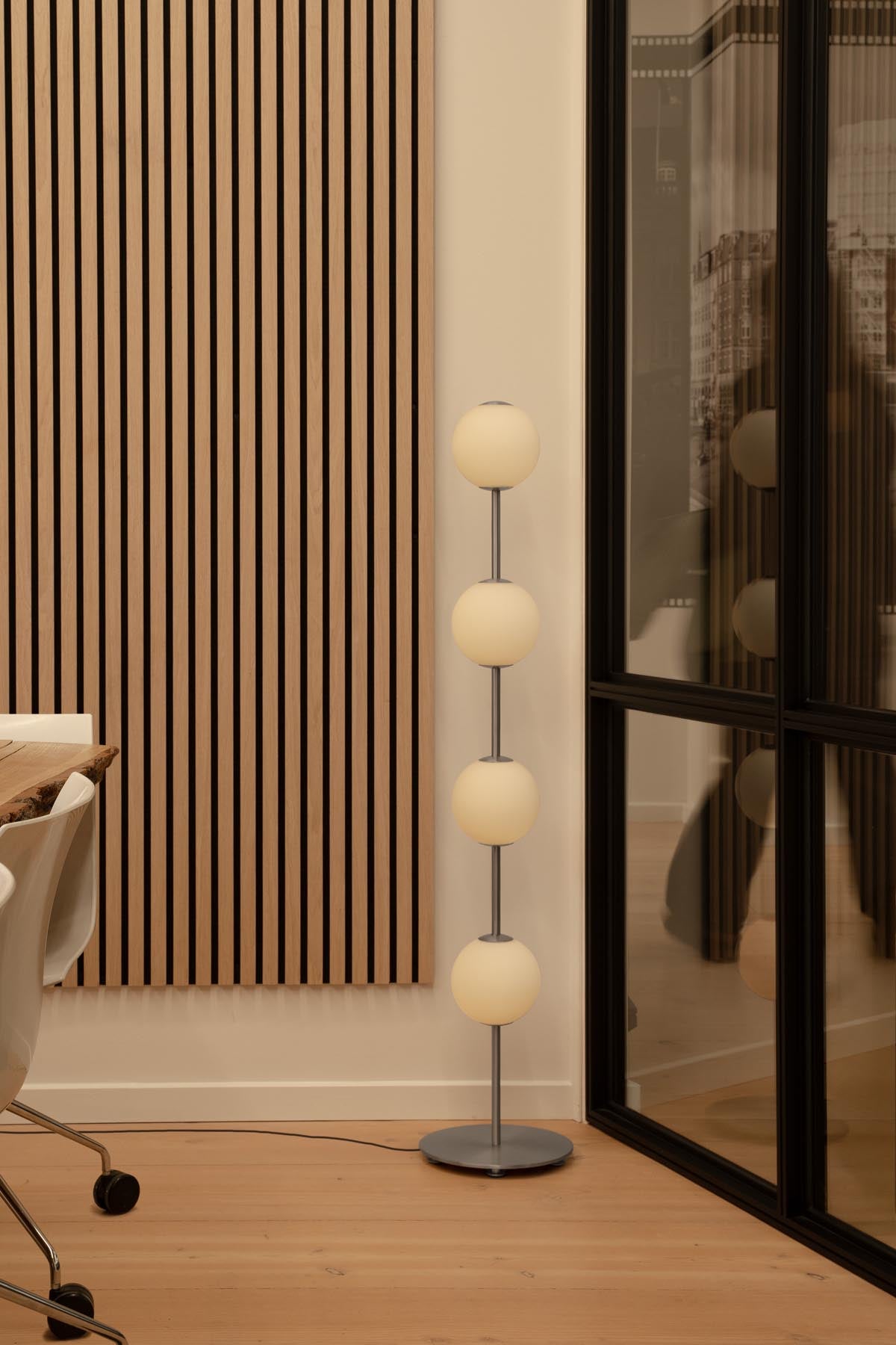 Audrey Floor lamp in Silber präsentiert im Onlineshop von KAQTU Design AG. Stehleuchte ist von Umage