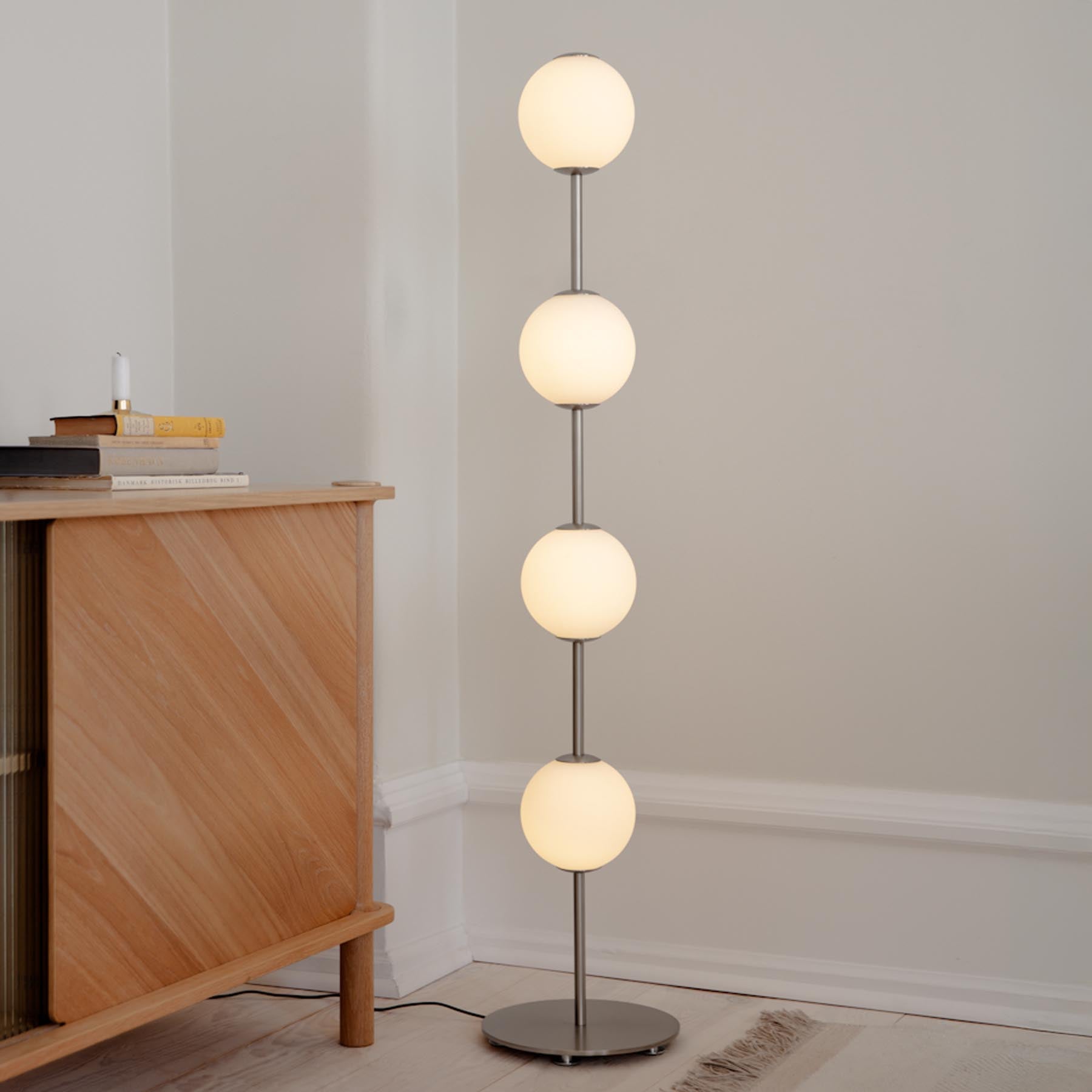 Moderne Stehleuchte Audrey von Umage in edlem Silber, perfekt für gemütliche Atmosphäre und zeitgemäße Einrichtung.