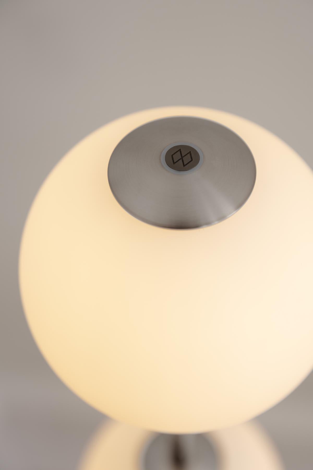 Elegante Stehleuchte Audrey von Umage in stilvollem Silber, ideal für stimmungsvolle Beleuchtung und modernes Wohndesign.
