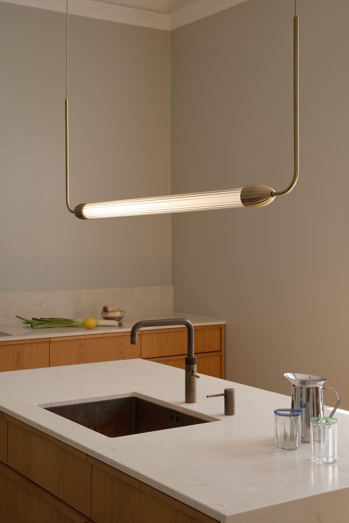 Moderne Lemon Squeeze Linear Pendelleuchte in elegantem Messing, ideal für stilvolle Innenräume und stimmungsvolle Beleuchtung.