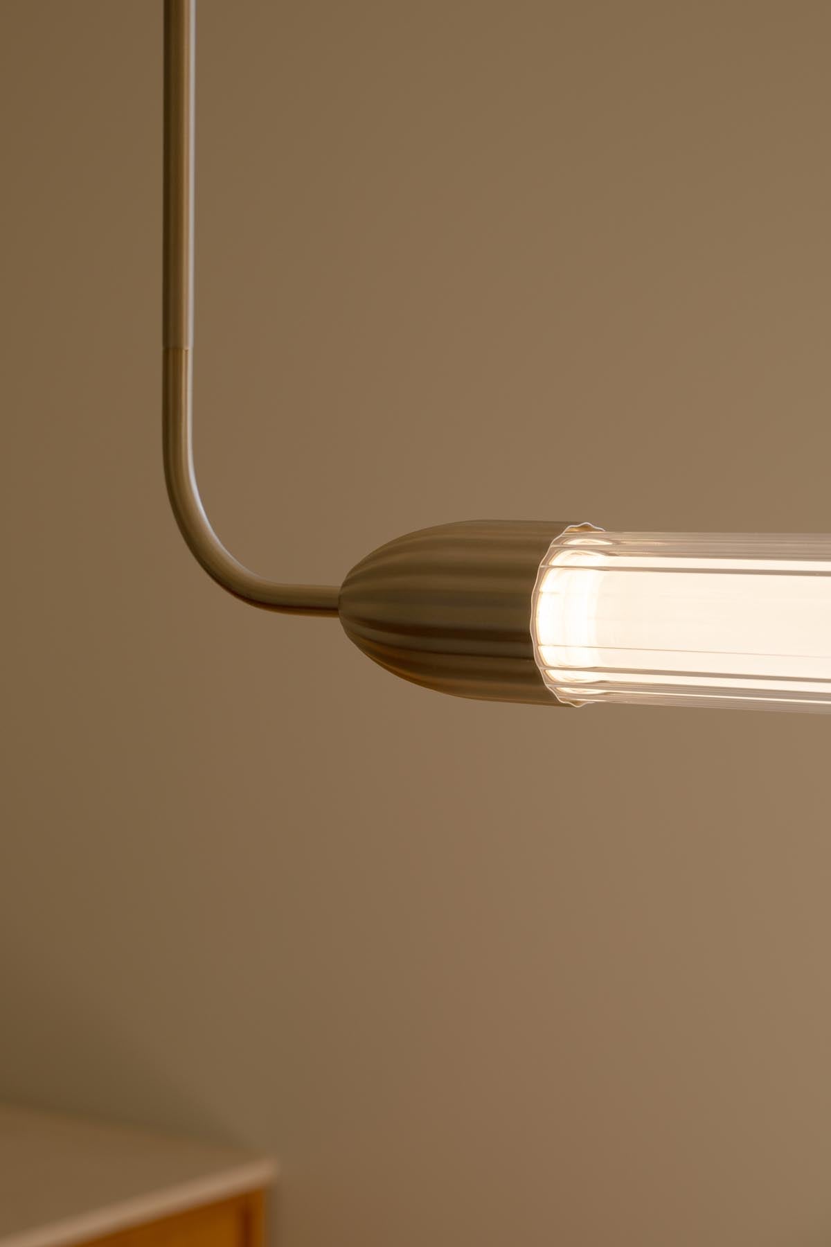 Lemon Squeeze Linear Pendelleuchte in Brass präsentiert im Onlineshop von KAQTU Design AG. Pendelleuchte ist von Umage
