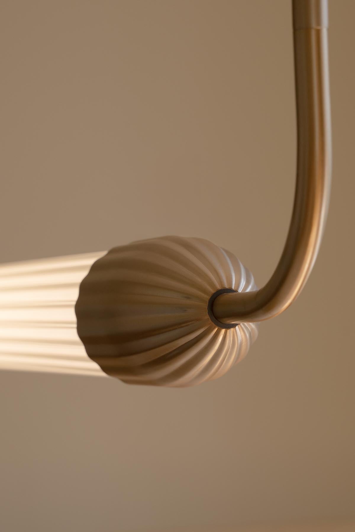 Lemon Squeeze Linear Pendelleuchte in Brass präsentiert im Onlineshop von KAQTU Design AG. Pendelleuchte ist von Umage