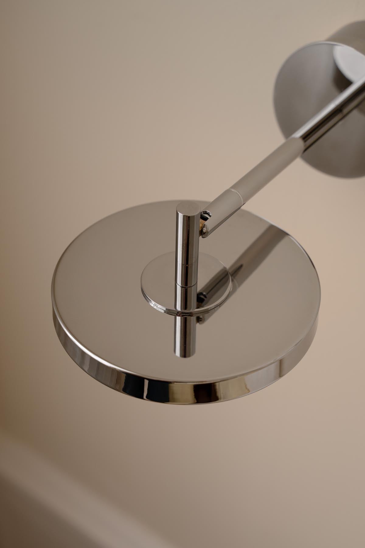 Elegante Asteria Wandleuchte short Hardwired von Umage, aus robustem Stahl, ideal für stilvolle Innenräume und moderne Akzente.