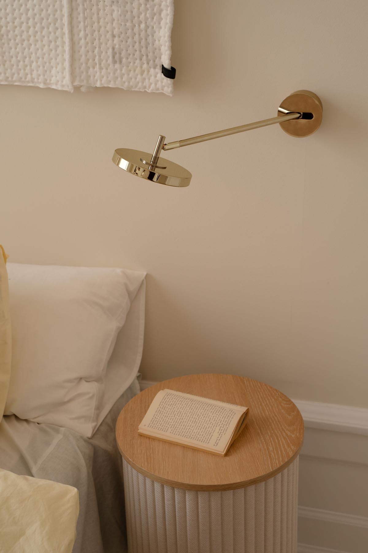 Elegante Asteria Wandleuchte long Hardwired in poliertem Messing, ideal für stilvolle Innenräume, erhältlich bei KAQTU Design AG.