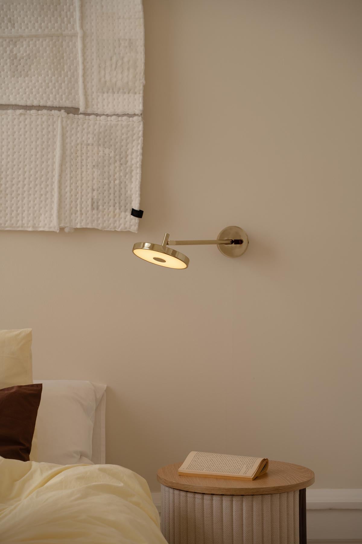 Elegante Asteria Wandleuchte long Hardwired von Umage, gefertigt aus edlem Messing, ideal für zeitgemäße Innenräume.