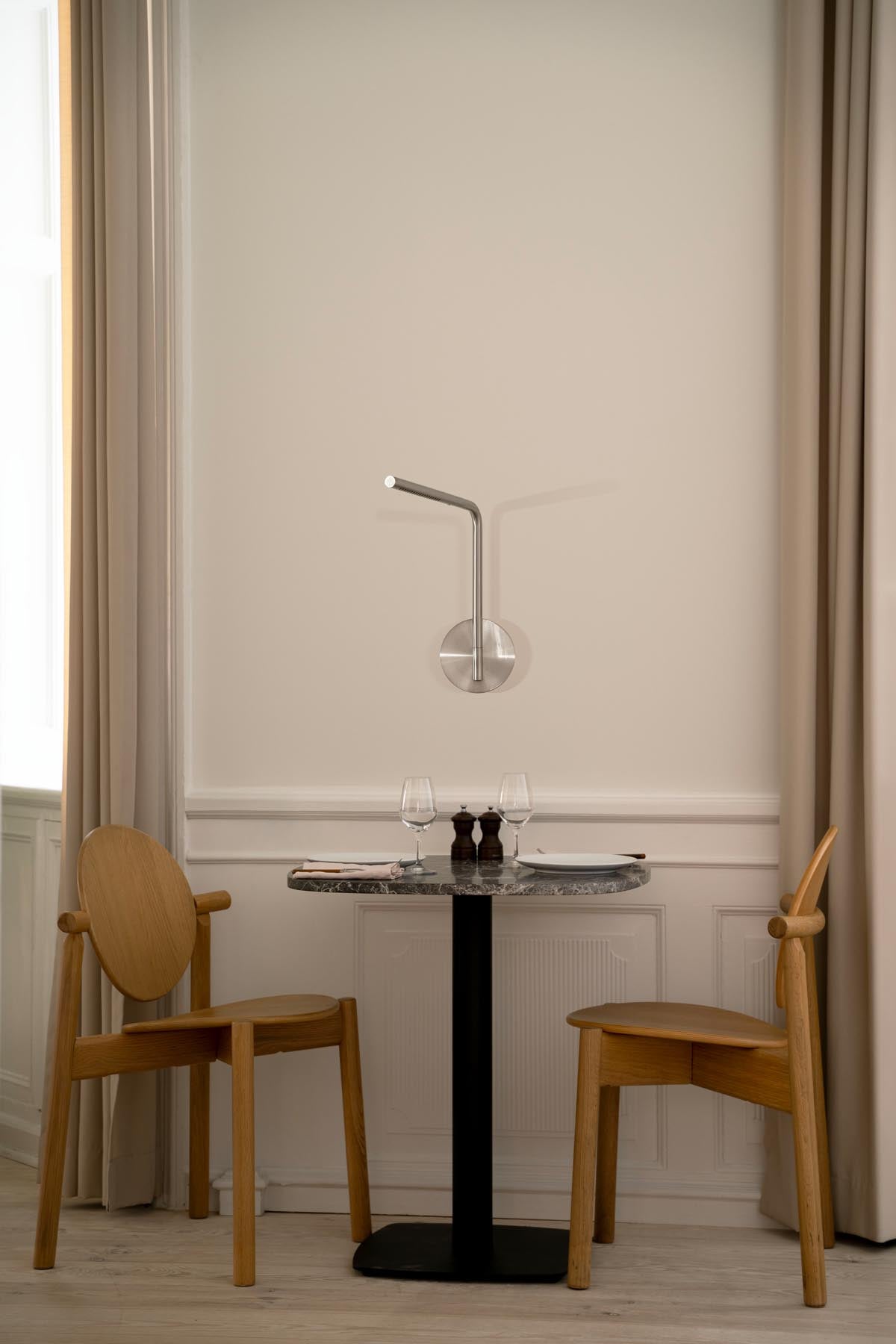 Moderne Omni Pivot Wandleuchte in elegantem Stahl, ideal für stilvolle Akzentbeleuchtung in jedem Raum.
