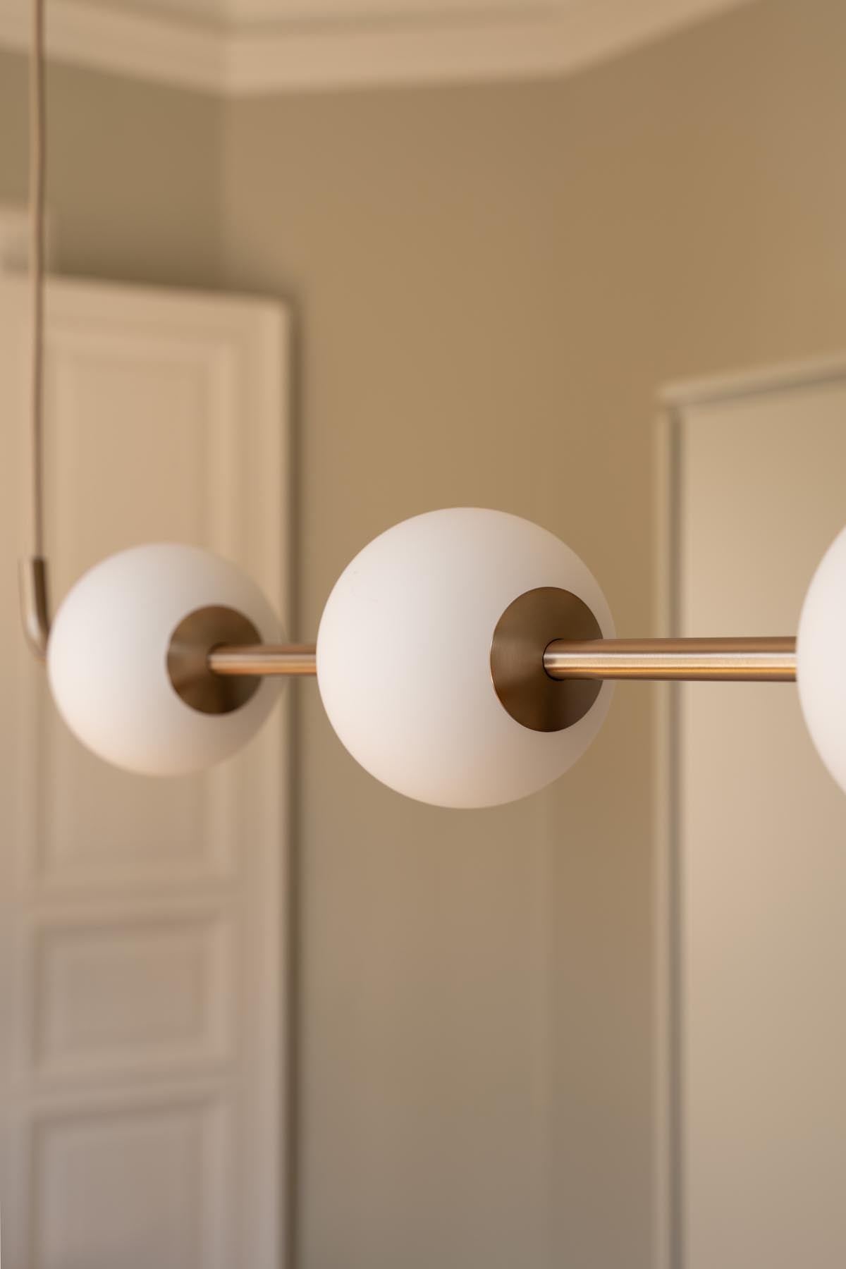 Moderne Audrey Linear Pendellampe in edlem Messing, perfekt für eine stilvolle Akzentbeleuchtung in jedem Raum.