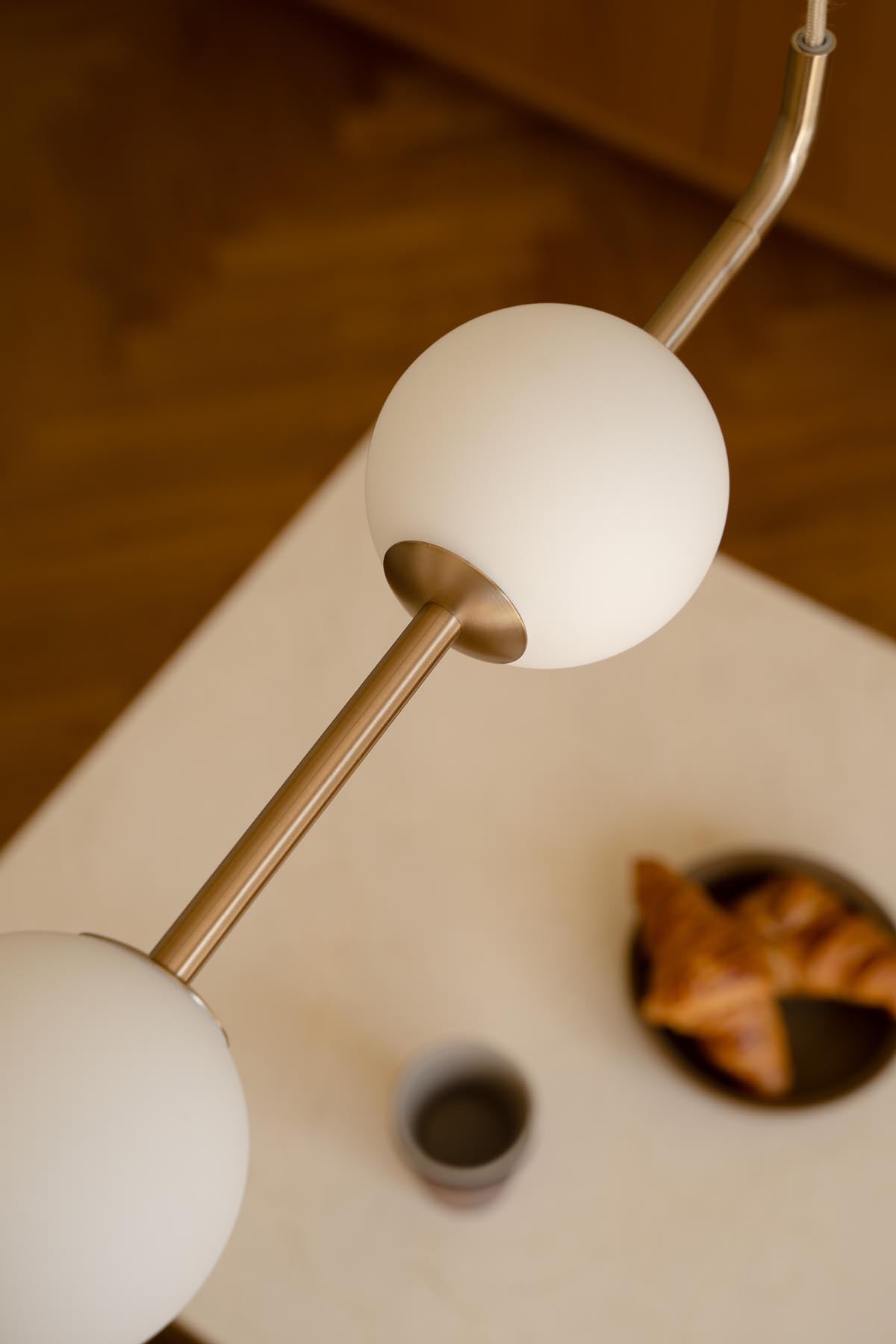 Elegante Audrey Linear Pendellampe von Umage, gefertigt aus hochwertigem Messing, ideal für zeitgemäße Wohnräume und stimmungsvolle Beleuchtung.
