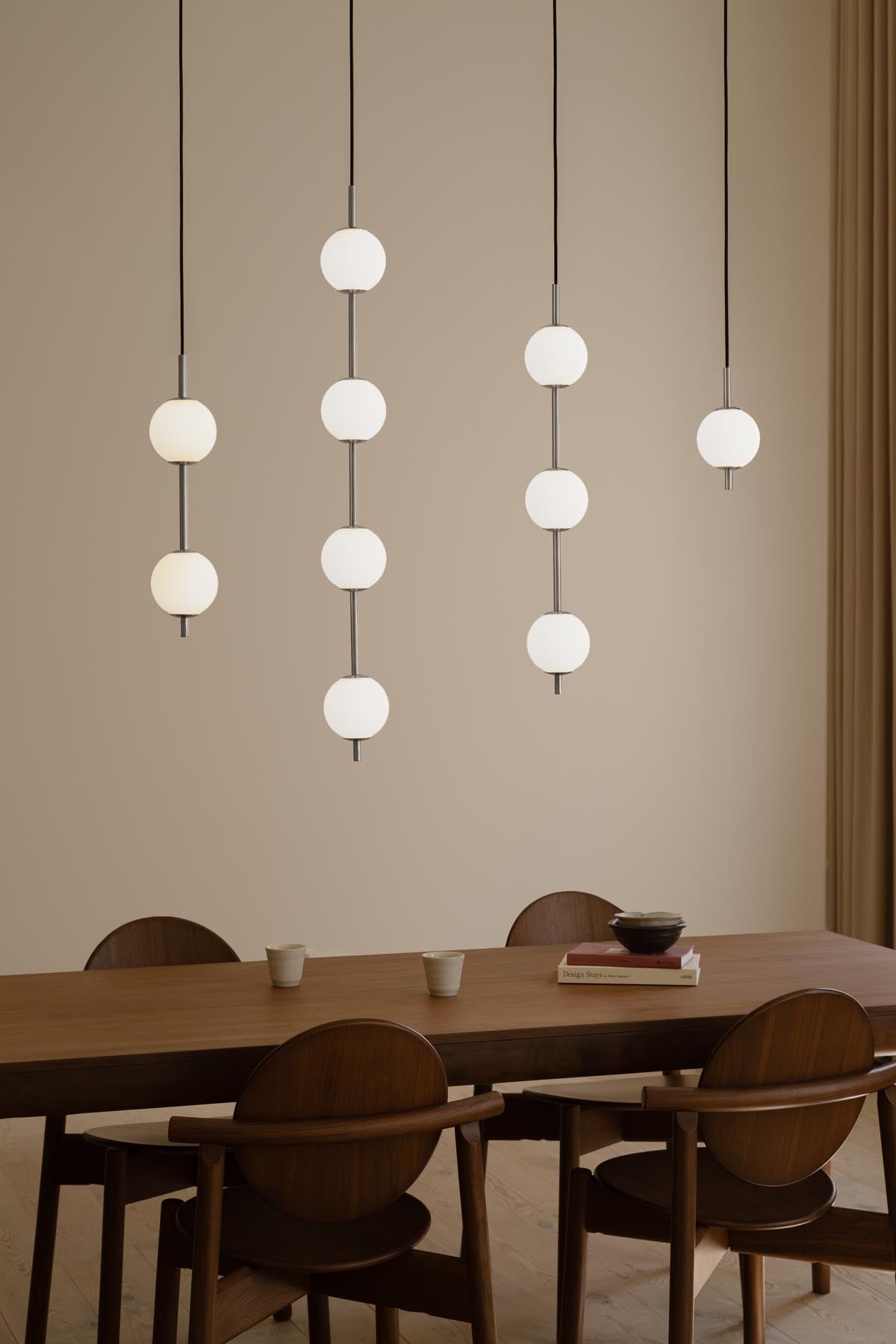 Elegante Audrey Pendellampe 4er in Silber, stilvoll inszeniert, ideal für moderne Wohnräume und kreative Lichtgestaltung.