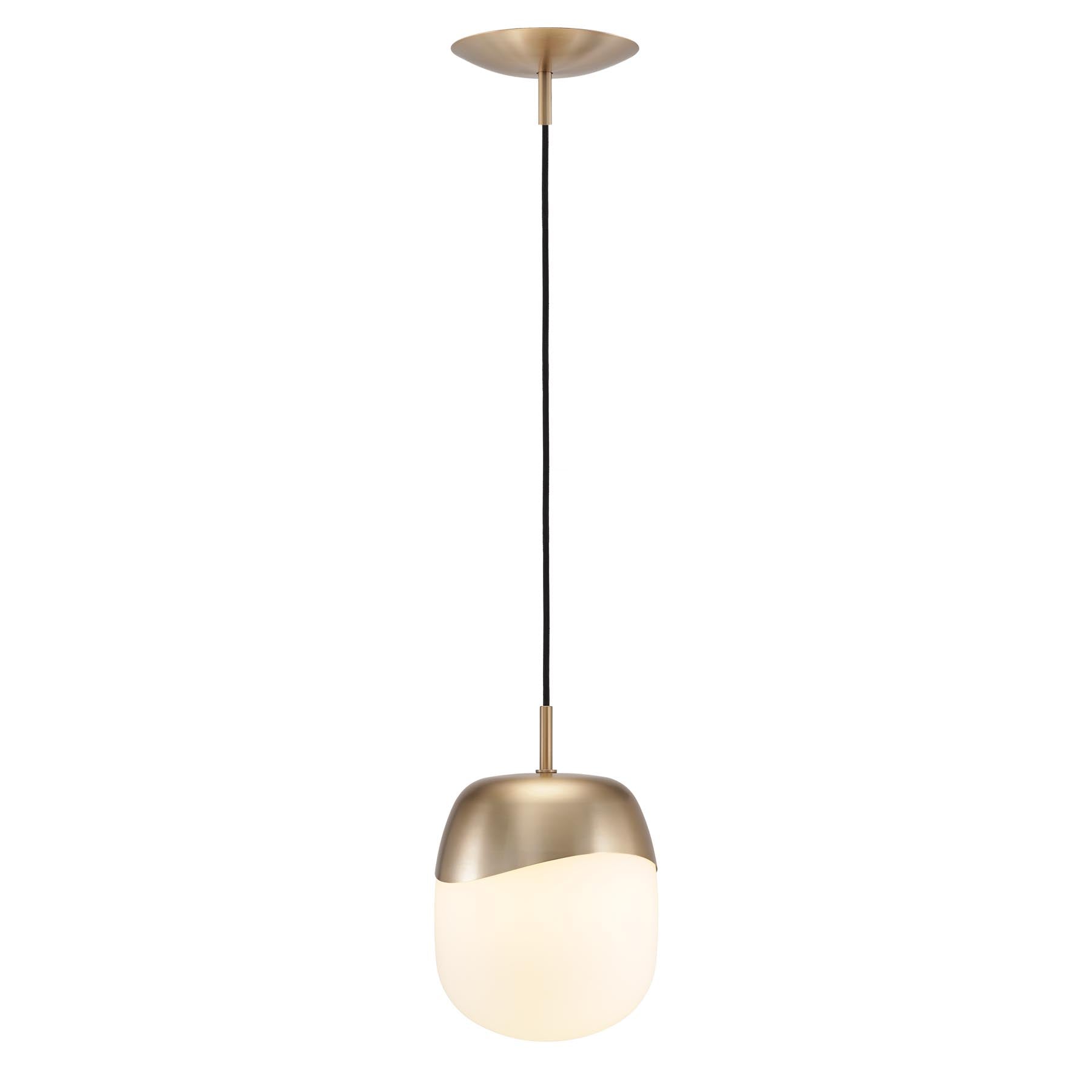 Elegante Pendellampe "Spring" von Umage, die durch ihr einzigartiges Design und warmes Licht eine gemütliche Atmosphäre schafft.