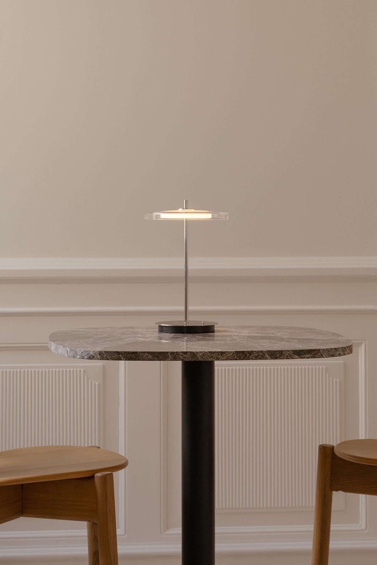 Moderne Asteria Glass Move Tischleuchte von Umage, die durch ihr minimalistisches Design und die edlen Materialien besticht.
