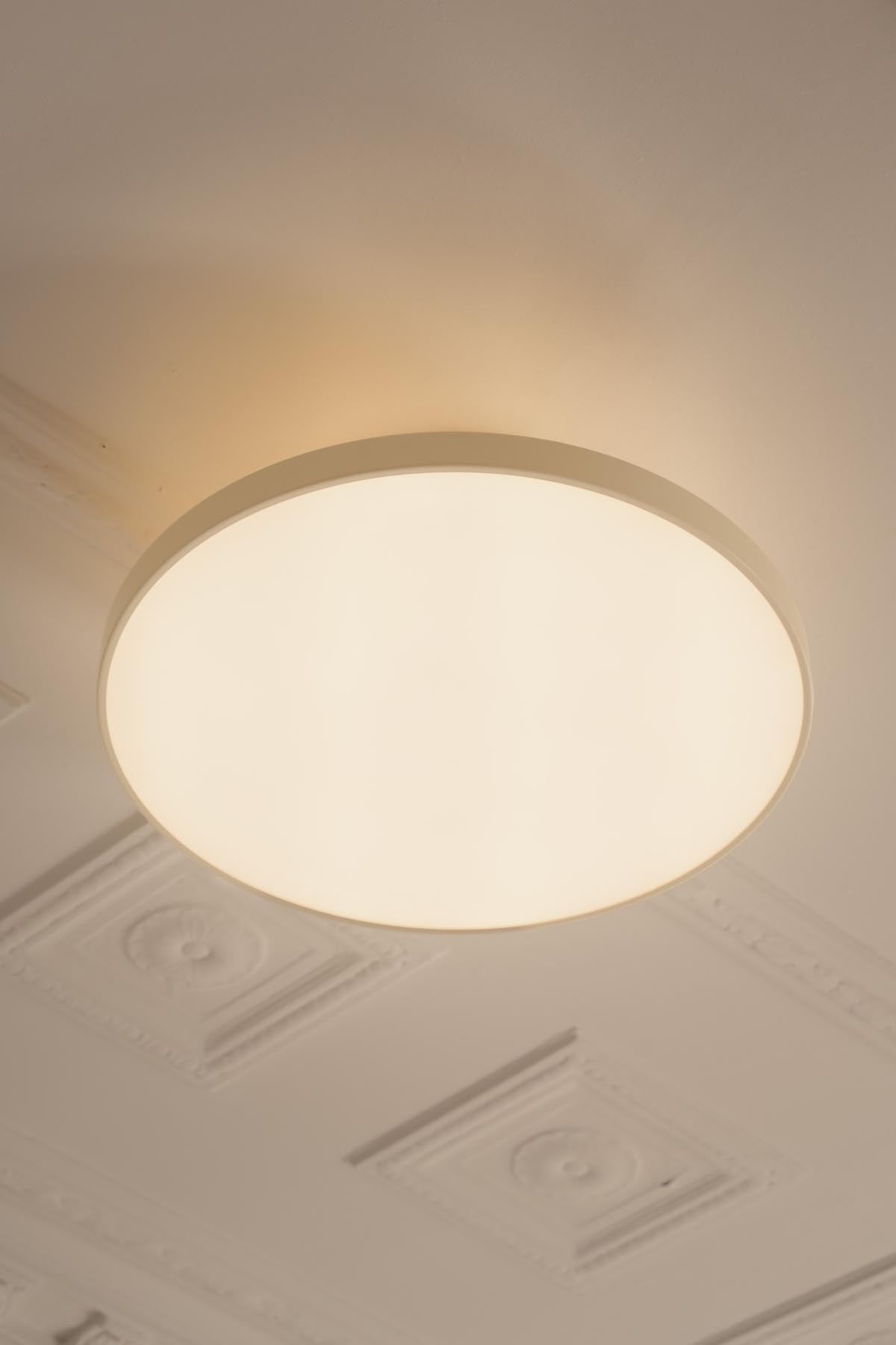 Elegante Asteria Up Plus Deckenleuchte in strahlendem Pearl White, ideal für stilvolle Wohnräume und moderne Einrichtungskonzepte.