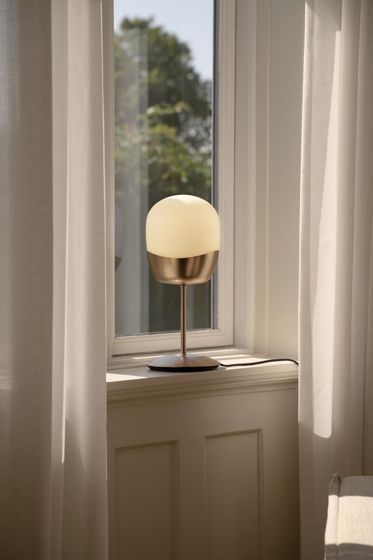 Elegante Spring Tischlampe von Umage, die modernes Design und sanftes Licht vereint, ideal für stilvolle Wohnräume.