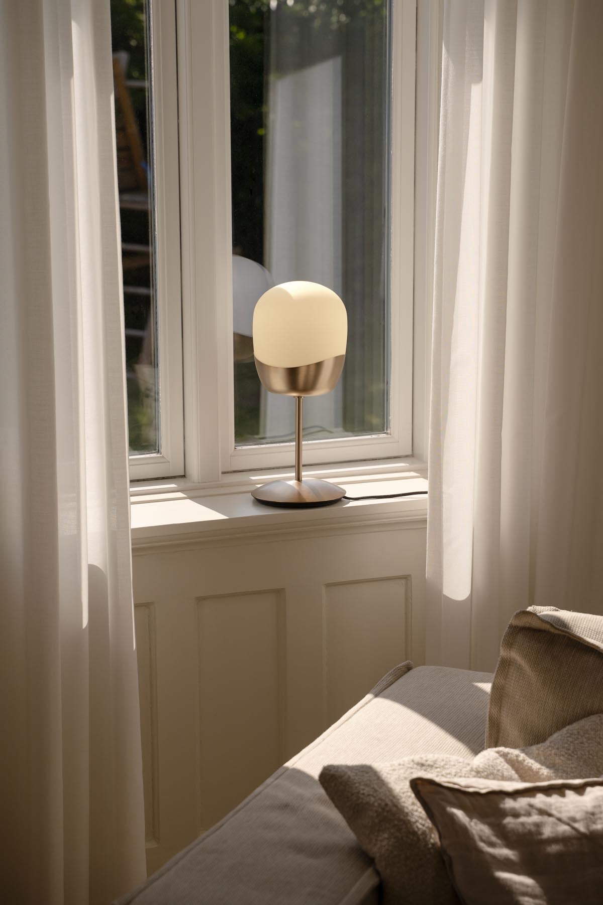 Spring Tischlampe in Brass präsentiert im Onlineshop von KAQTU Design AG. Tischleuchte ist von Umage