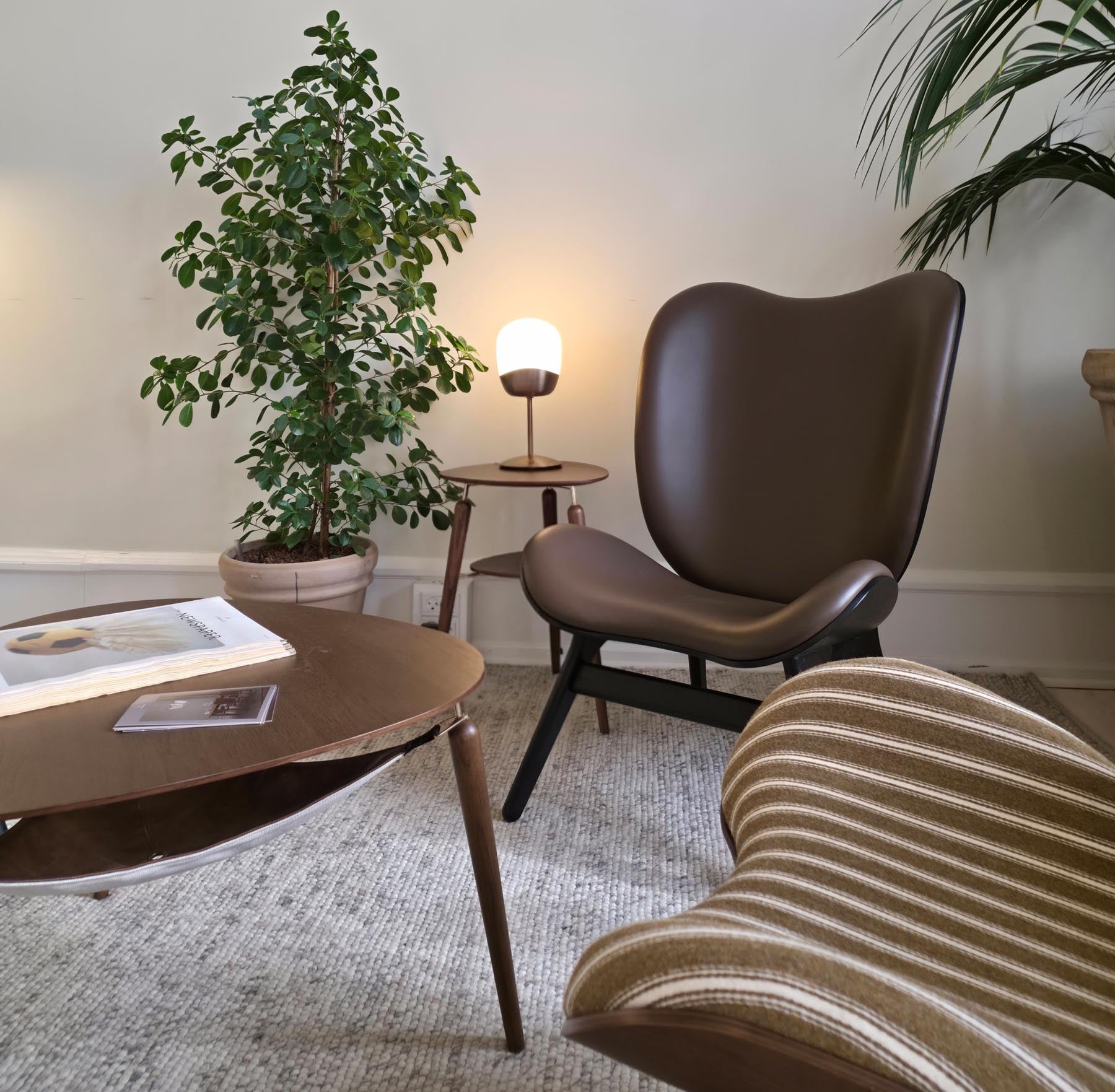 Moderne Spring Tischlampe von Umage, die mit ihrem minimalistischen Look und warmem Licht eine gemütliche Atmosphäre schafft.