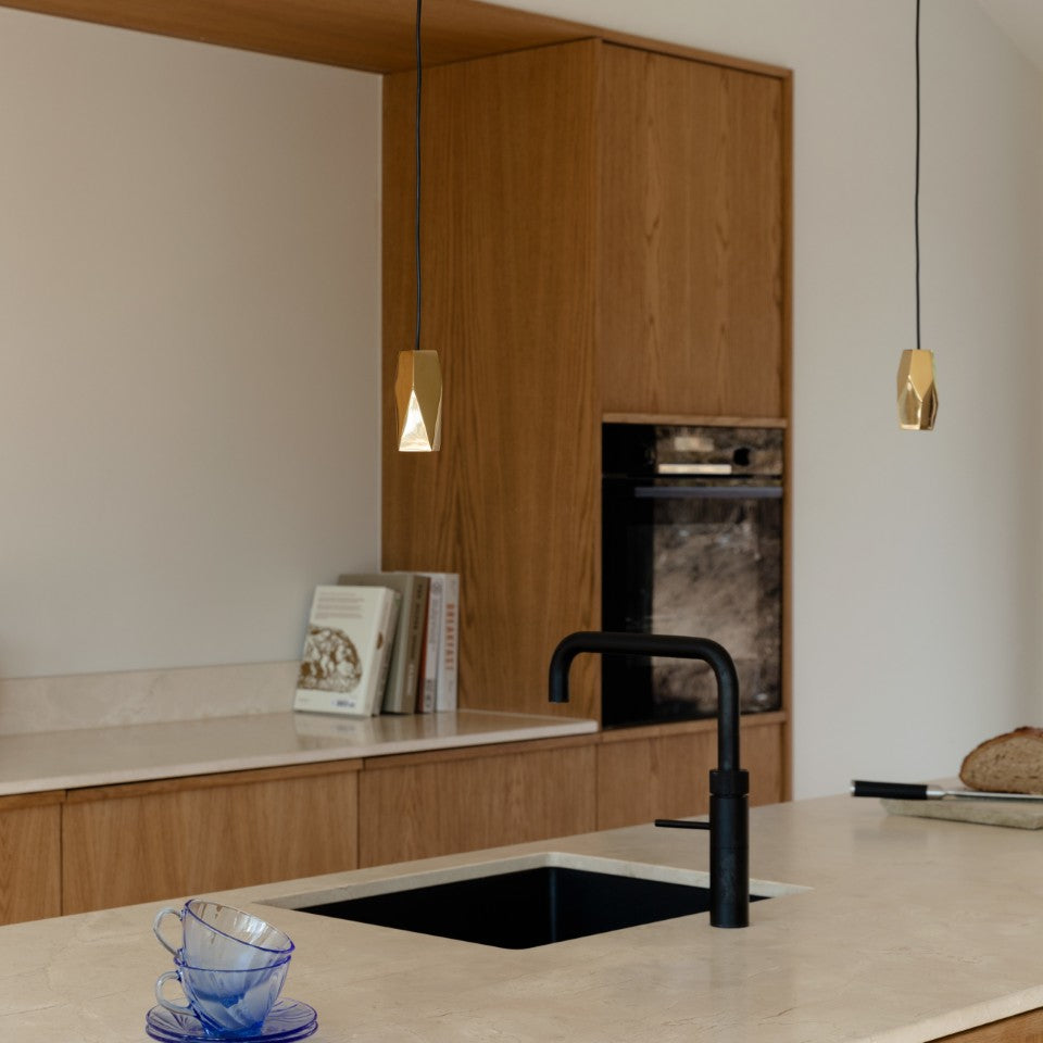 Eleganter Lampenschirm Brighter Days von Umage in innovativer Penta-Form, ideal für stimmungsvolle Beleuchtung und modernes Wohndesign.