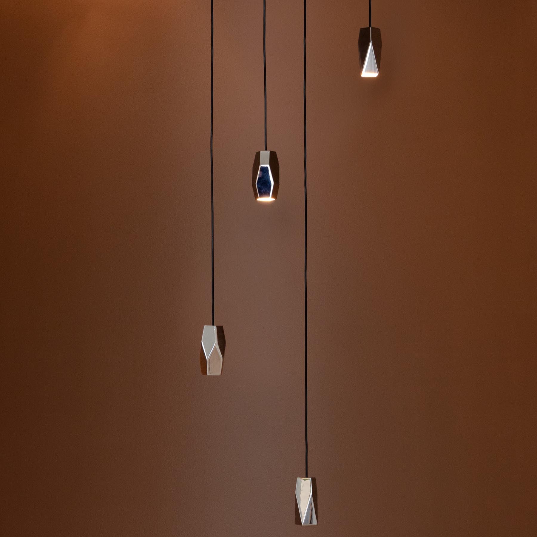 Stilvoller Lampenschirm "Brighter Days" von Umage, der mit seinem modernen Design und sanften Lichtakzenten eine gemütliche Atmosphäre schafft.
