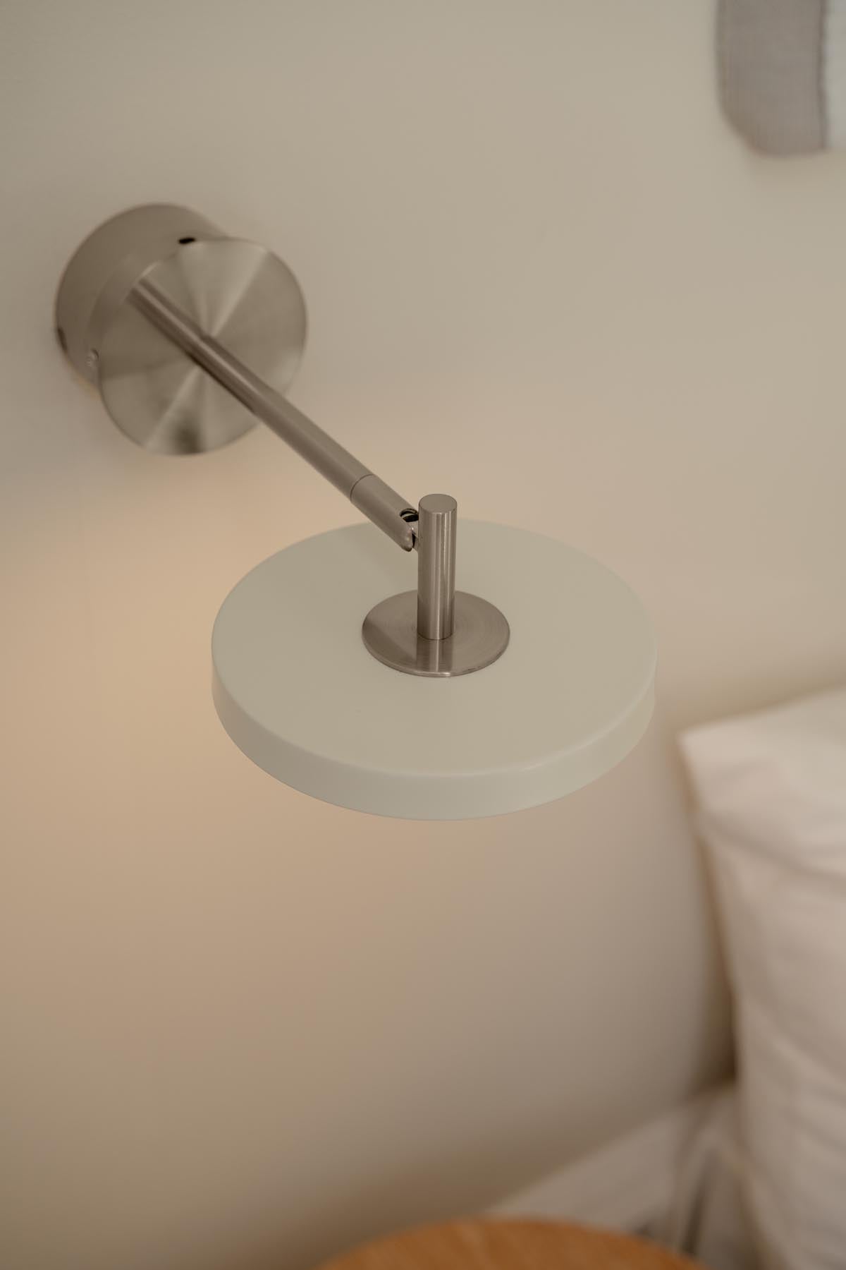 Elegante Asteria Wandleuchte short Hardwired von Umage in sanftem Mist, ideal für stilvolle Akzente in jedem Raum.