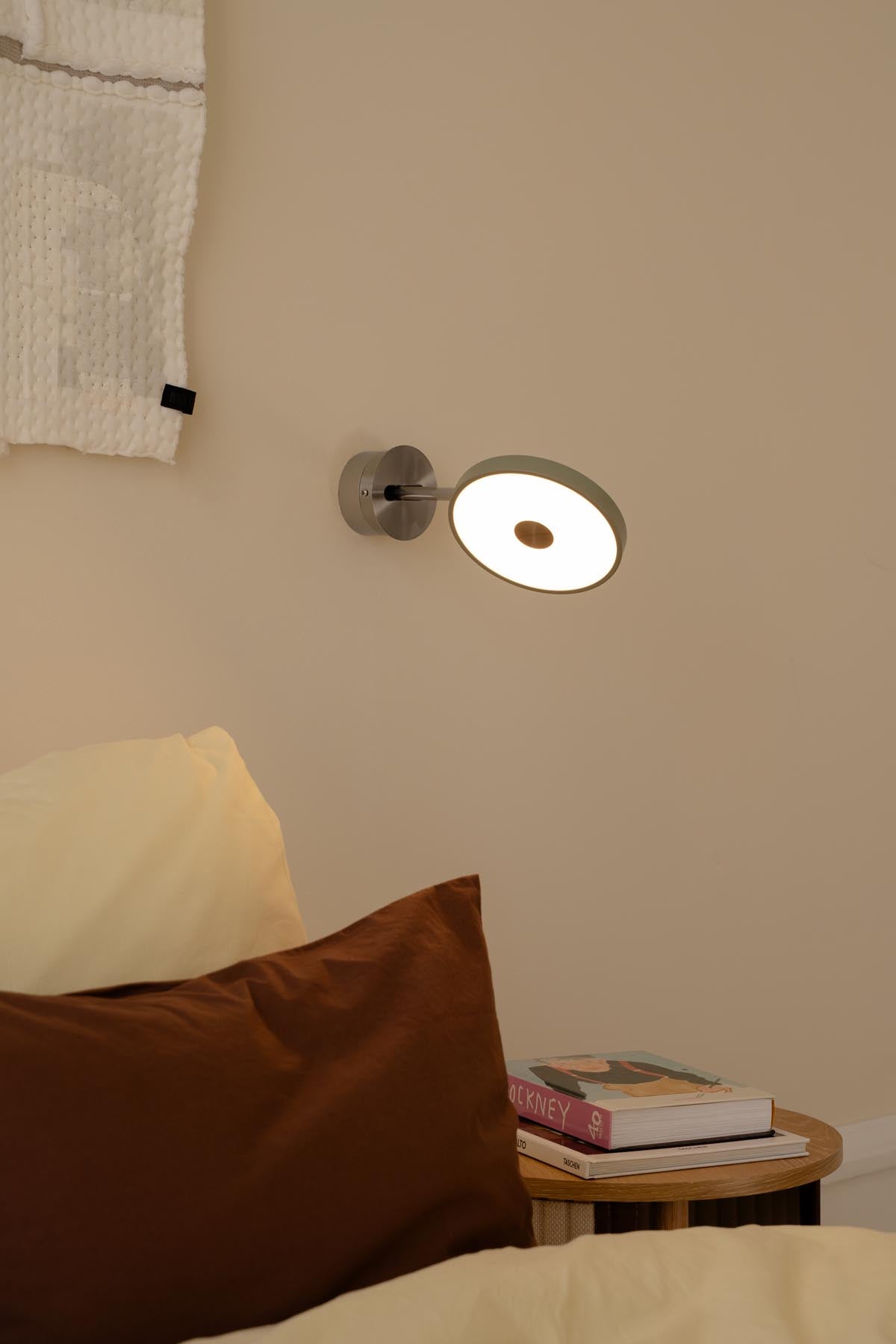 Elegante Asteria Wandleuchte short Hardwired in Olivgrün, ideal für stilvolle Akzente in jedem Raum, erhältlich bei KAQTU Design AG.