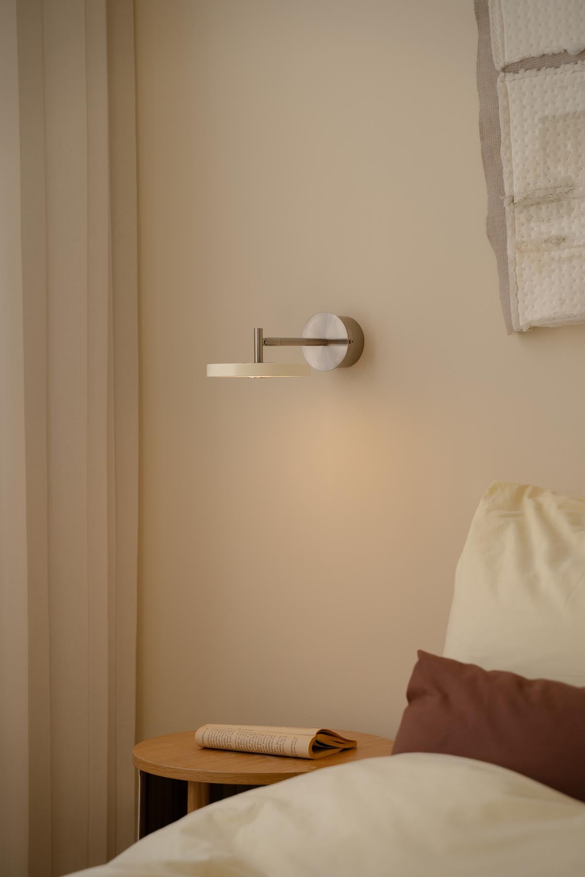 Elegante Asteria Wandleuchte short Hardwired in zeitlosem Pearl White, ideal für gemütliche Akzentbeleuchtung und modernes Design.