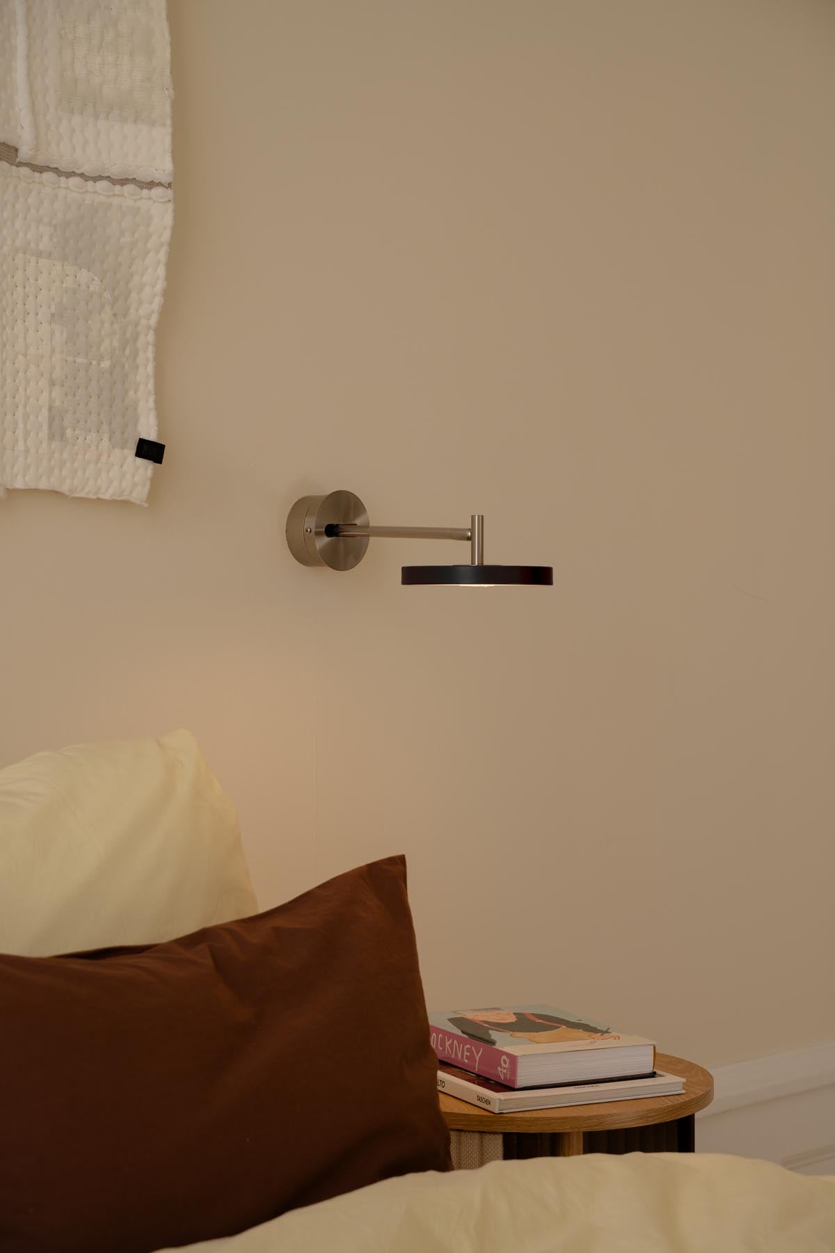 Moderne Asteria Wandleuchte long Hardwired in stilvollem Schwarz, perfekt für kreative Raumgestaltungen und stimmungsvolle Beleuchtung.
