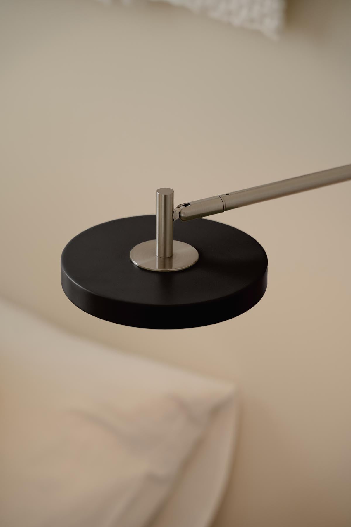 Elegante Asteria Wandleuchte long Hardwired in zeitlosem Schwarz, ideal für atmosphärische Akzente und stilvolle Innenräume.