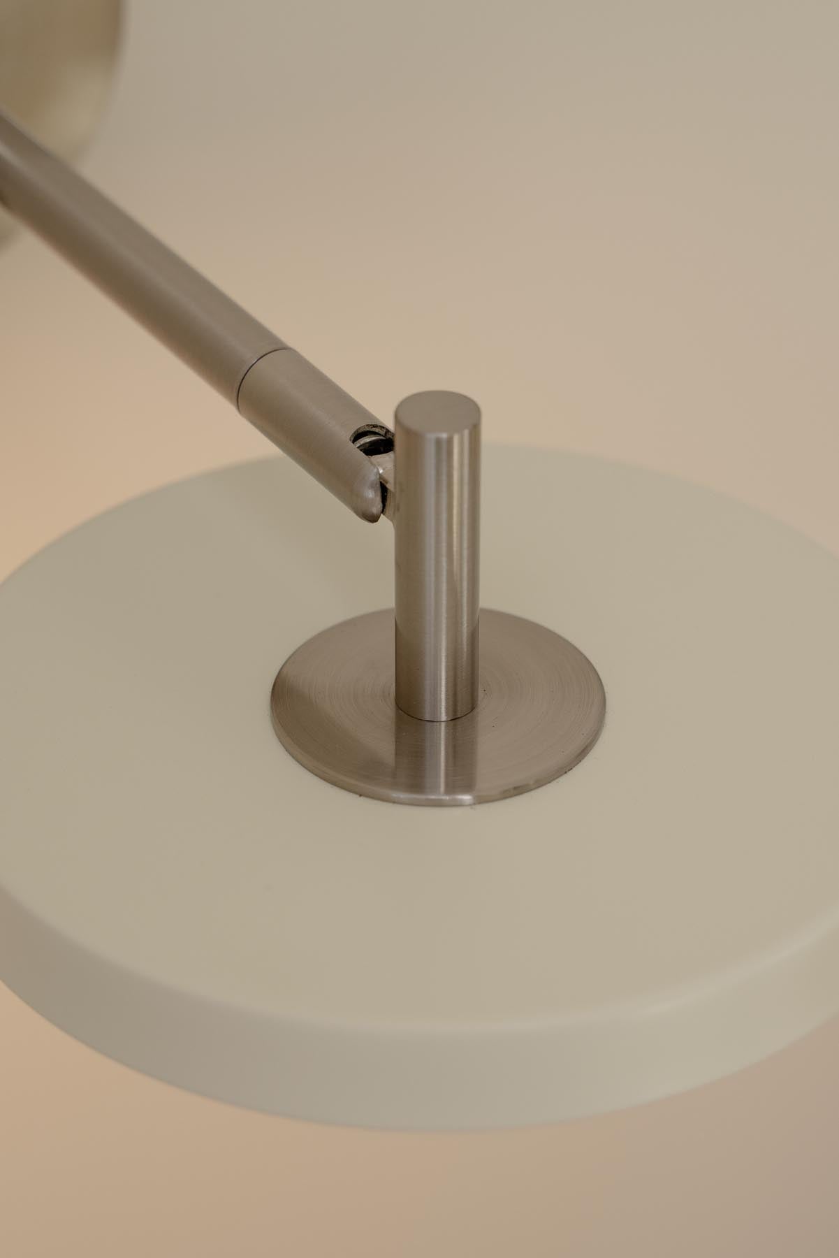 Elegante Asteria Wandleuchte long Hardwired von Umage in sanftem Mist, ideal für atmosphärische Akzente und modernes Wohndesign.