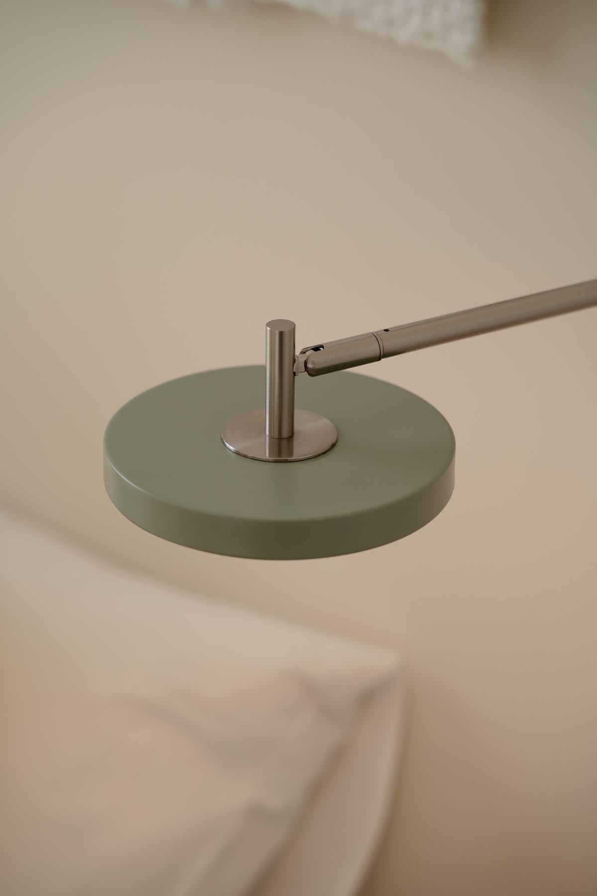 Elegante Asteria Wandleuchte long Hardwired in Olivgrün, ideal für akzentuierte Beleuchtung und modernes Interieur-Design.