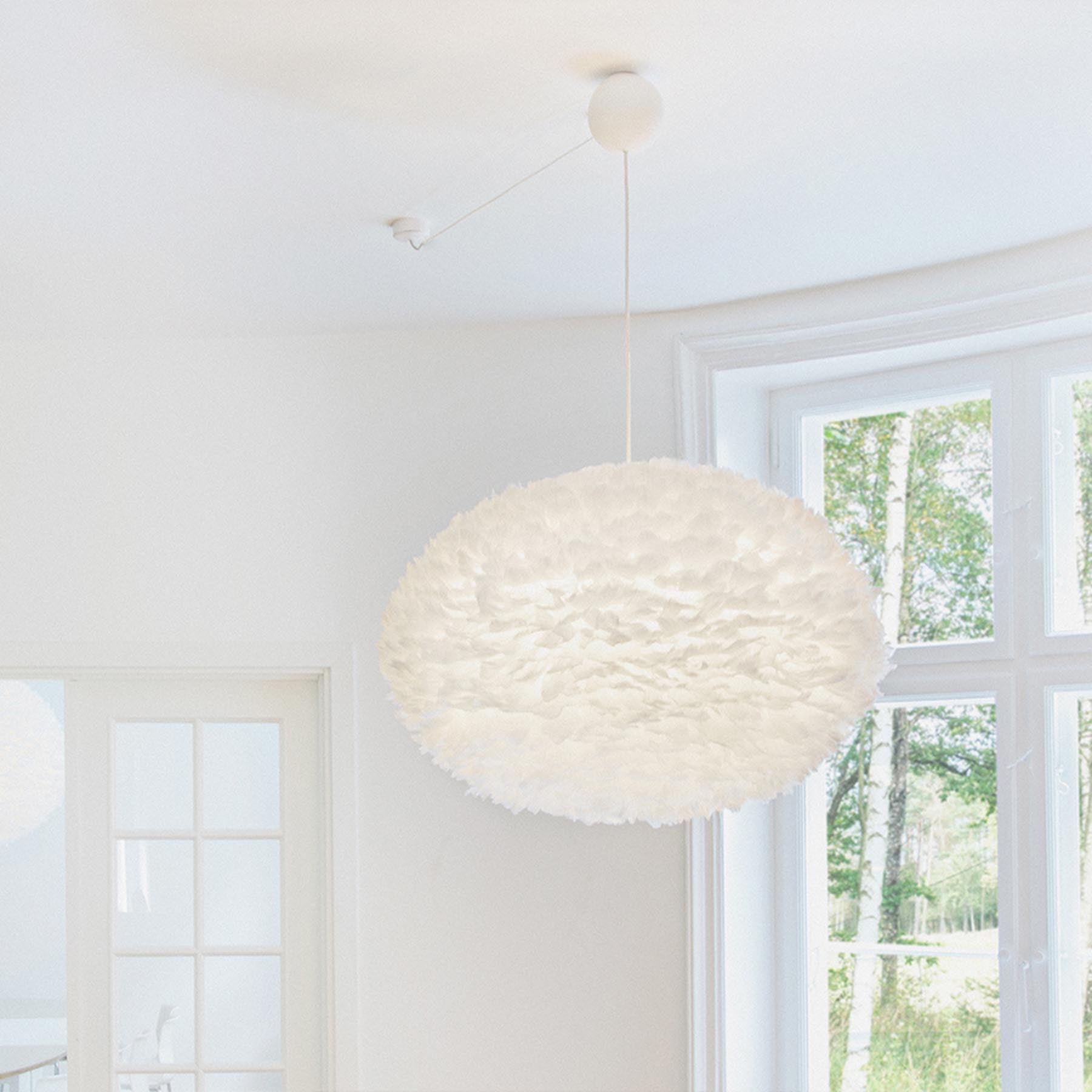 Moderne Cannonball Lampenfassung in strahlendem Weiß von Umage, perfekt für kreative Lichtgestaltungen in jedem Raum.