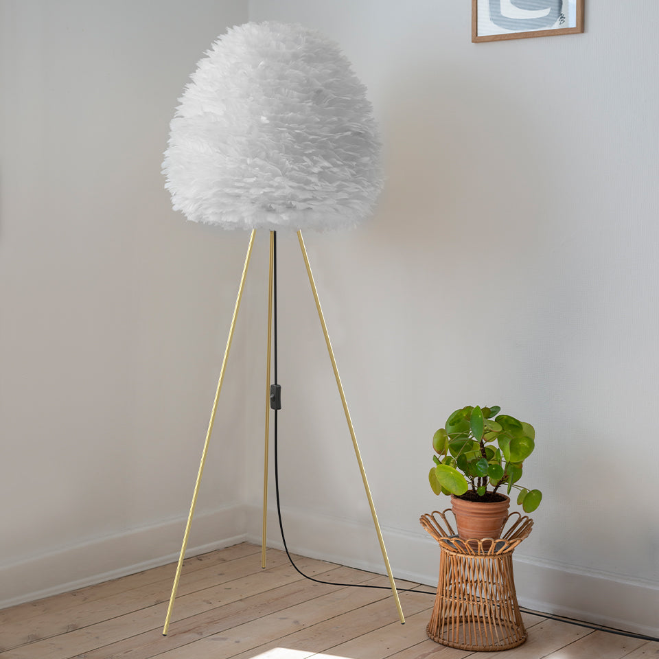Eleganter Lampenständer Tripod mit 3m Kabel in gebürstetem Messing, ideal für stilvolle Beleuchtungslösungen von Umage.