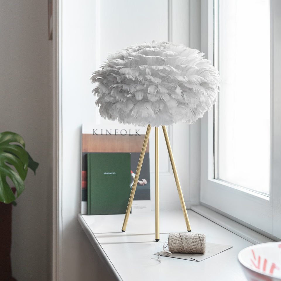 Tisch Tripod in Brushed Brass präsentiert im Onlineshop von KAQTU Design AG. Lampenständer ist von Umage