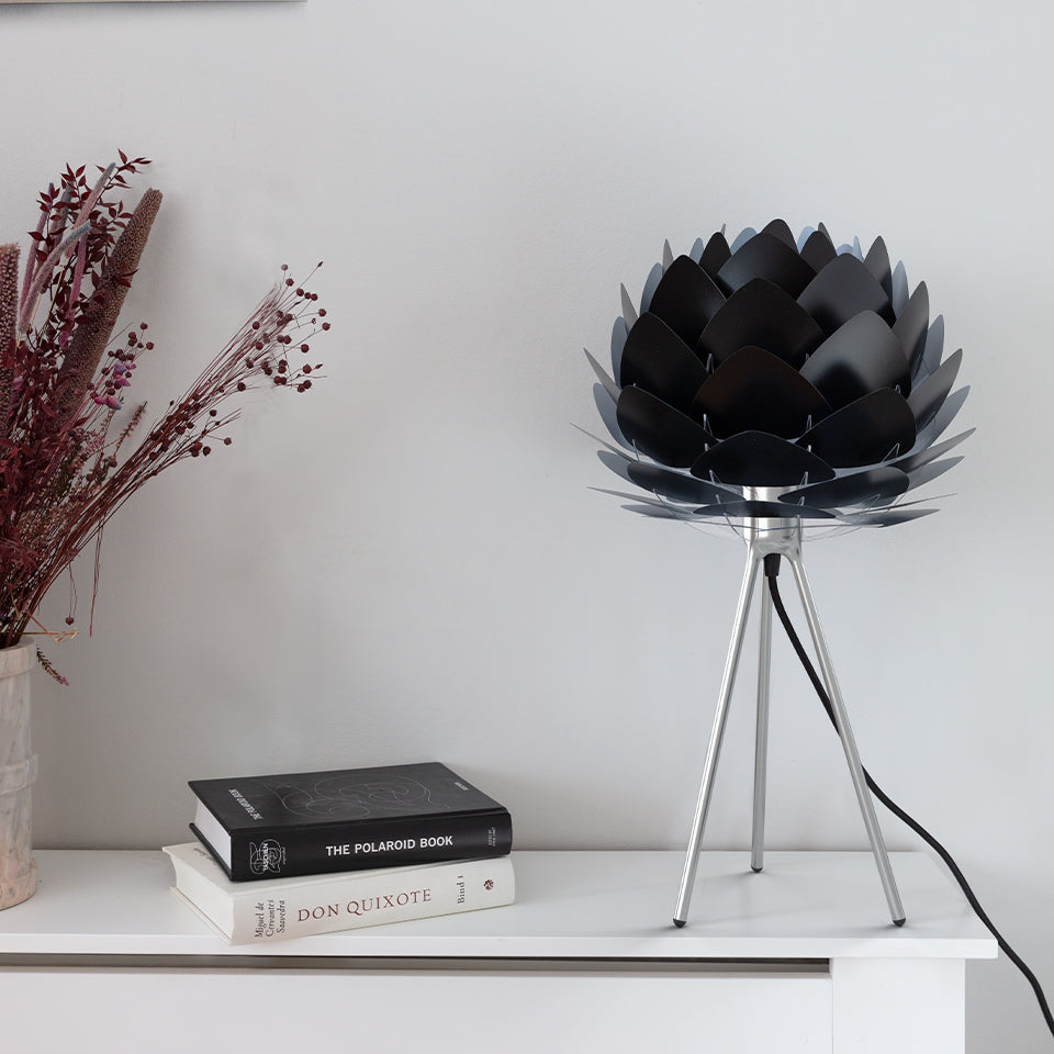Eleganter Tisch Tripod aus gebürstetem Stahl, ideal für stilvolle Beleuchtung, präsentiert von Umage im KAQTU Design Onlineshop.