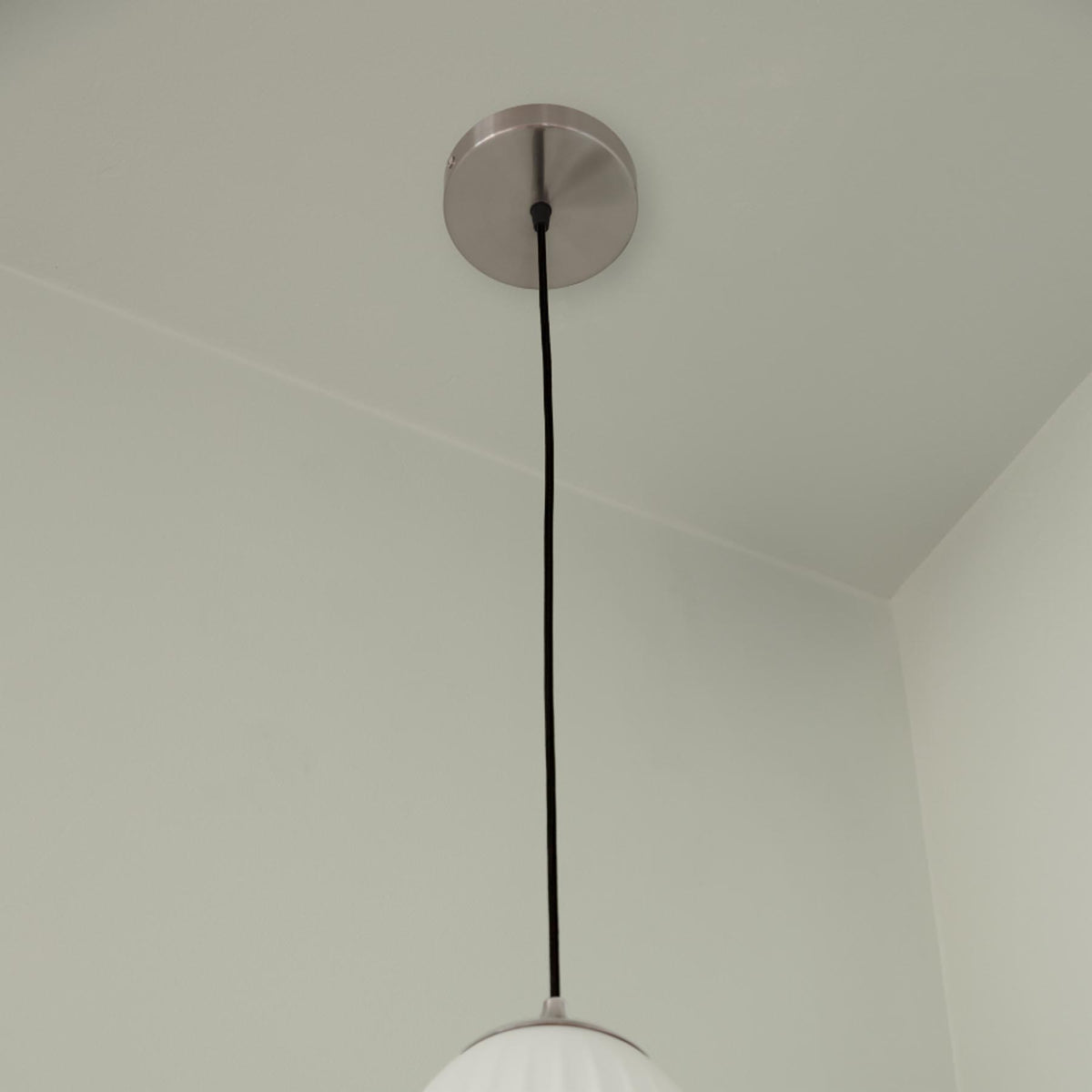 Rosette in Steel präsentiert im Onlineshop von KAQTU Design AG. Kabel / Lampenfassung ist von Umage