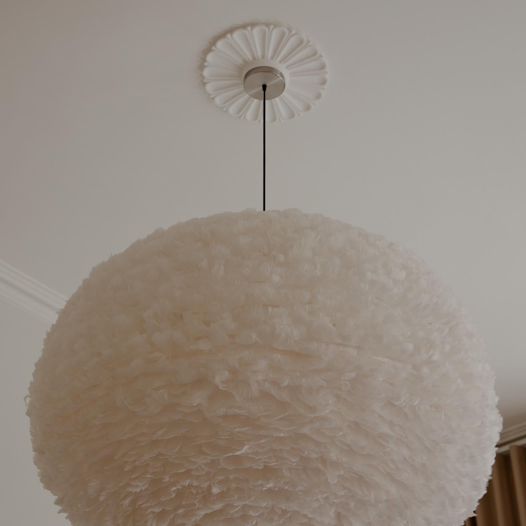 Elegante Rosette aus hochwertigem Stahl, ideal zur Aufhängung von Kabeln und Lampenfassungen, sorgt für ein zeitgemäßes Ambiente in jedem Raum.