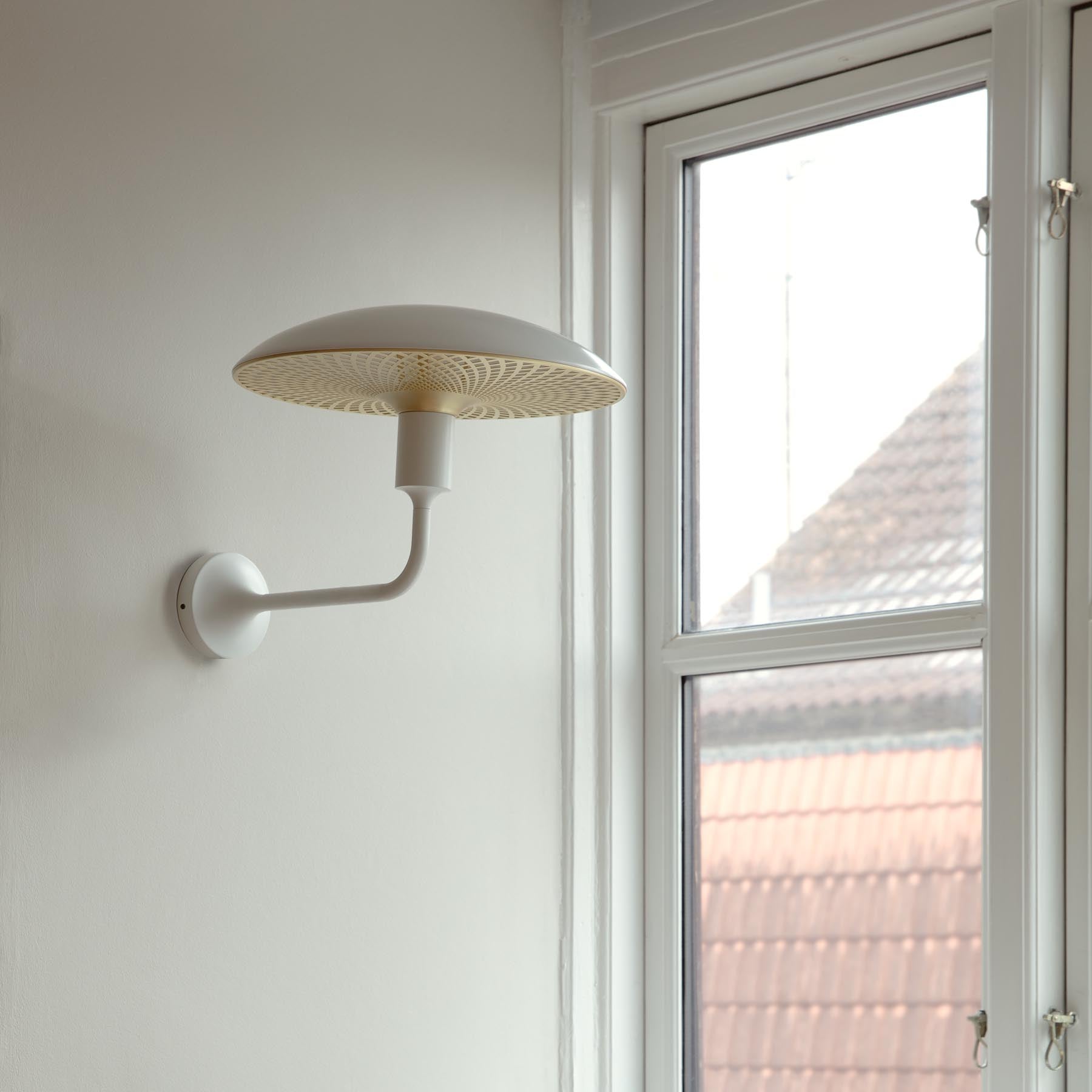 Elegante Santé Wandleuchte in Weiß von Umage, ideal für stilvolle Akzente in jedem Raum. Perfekte Kombination aus Funktionalität und Design.