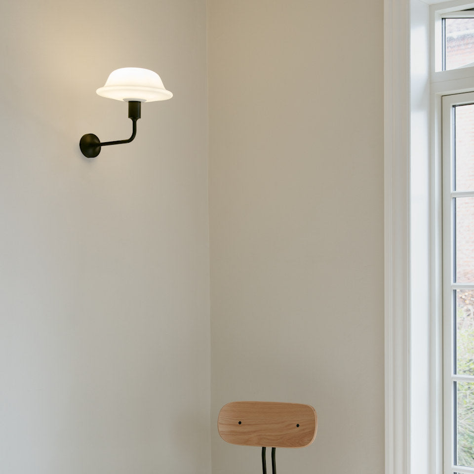 Santé Wandleuchte in Black präsentiert im Onlineshop von KAQTU Design AG. Wandleuchte ist von Umage