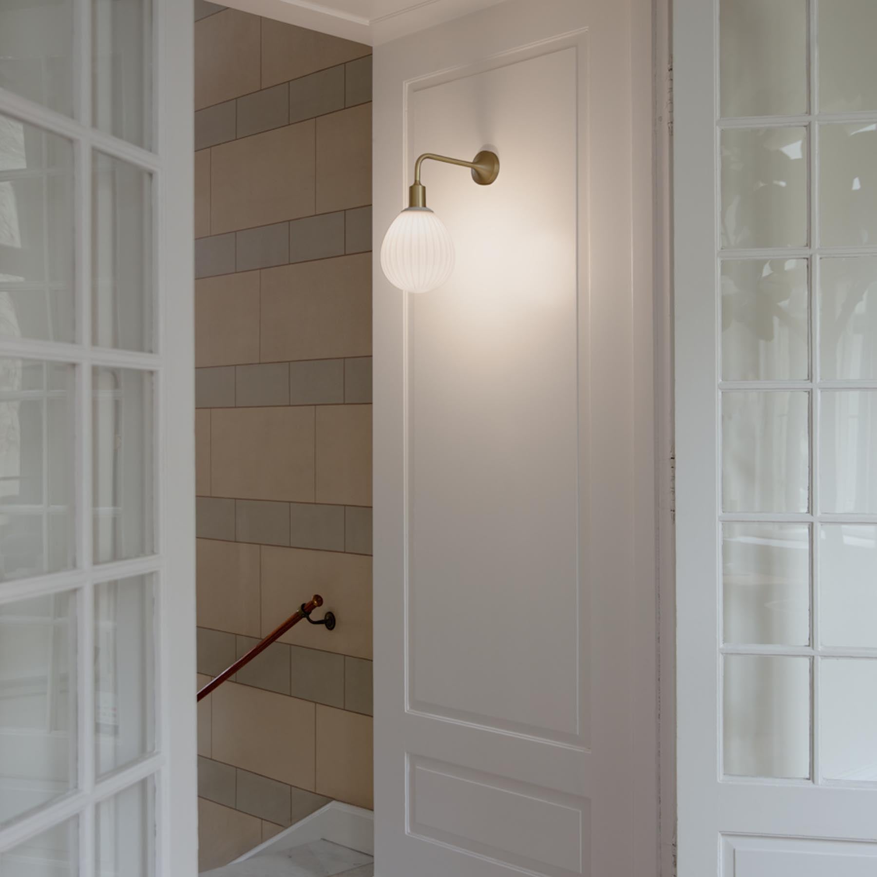 Elegante Santé Wandleuchte von Umage in edlem Messing, ideal für stilvolle Akzente in jedem Raum.
