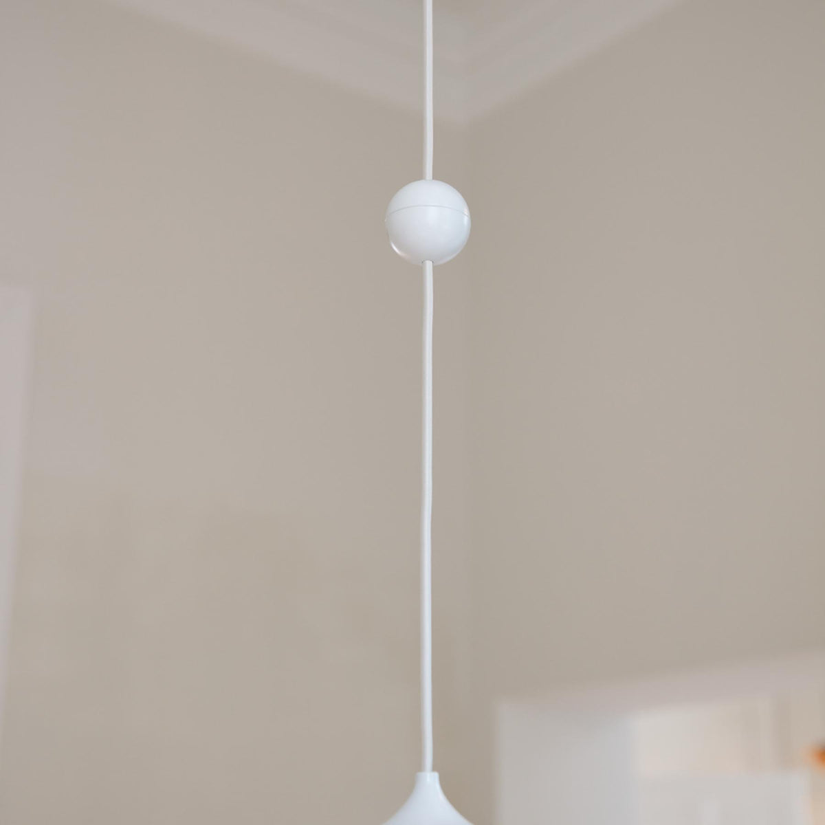Cord Connector in White präsentiert im Onlineshop von KAQTU Design AG. Kabel / Lampenfassung ist von Umage