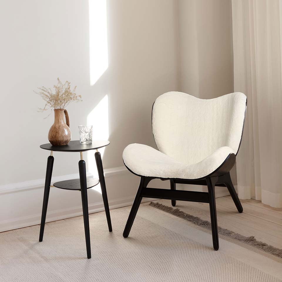 Eleganter Low Sessel in Teddy White von Umage, ideal für entspannte Gespräche und als geschmackvolles Wohnaccessoire.