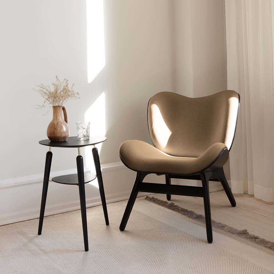 Eleganter A Conversation Piece Low Sessel von Umage in warmem Sugar Brown, ideal für gemütliche Stunden und stilvolle Einrichtung.