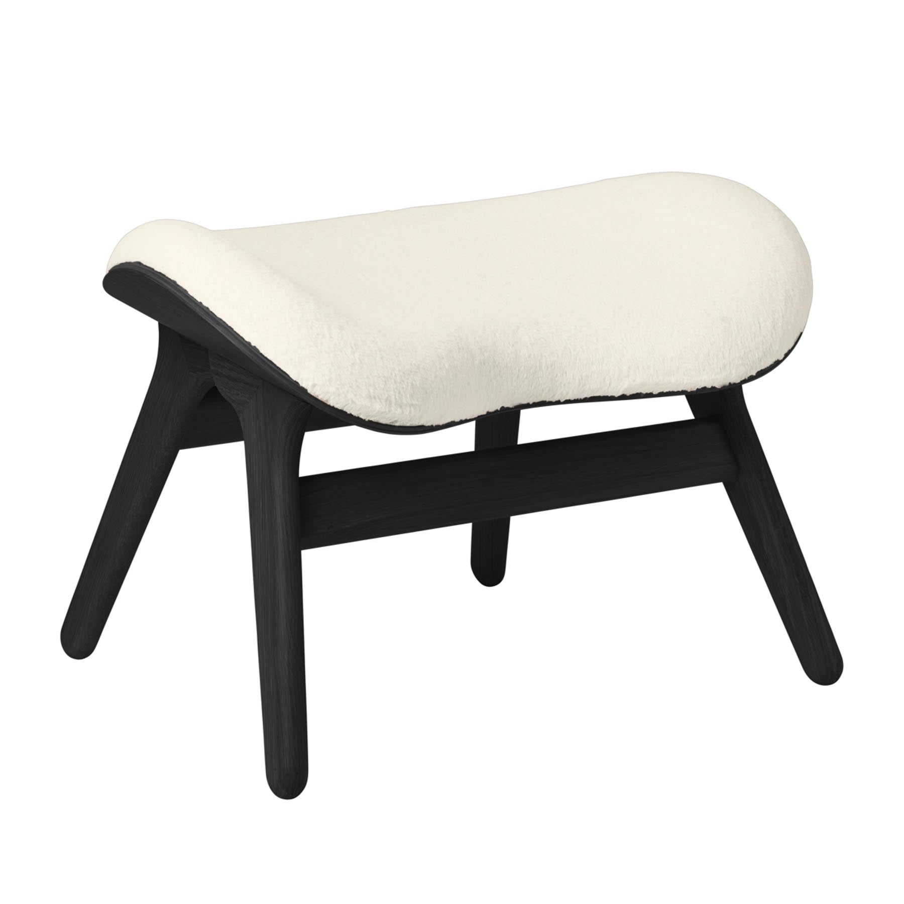 Eleganter Ottoman in Teddy White von Umage, der durch seine einzigartige Form und weiche Textur zum Entspannen und Verweilen einlädt.