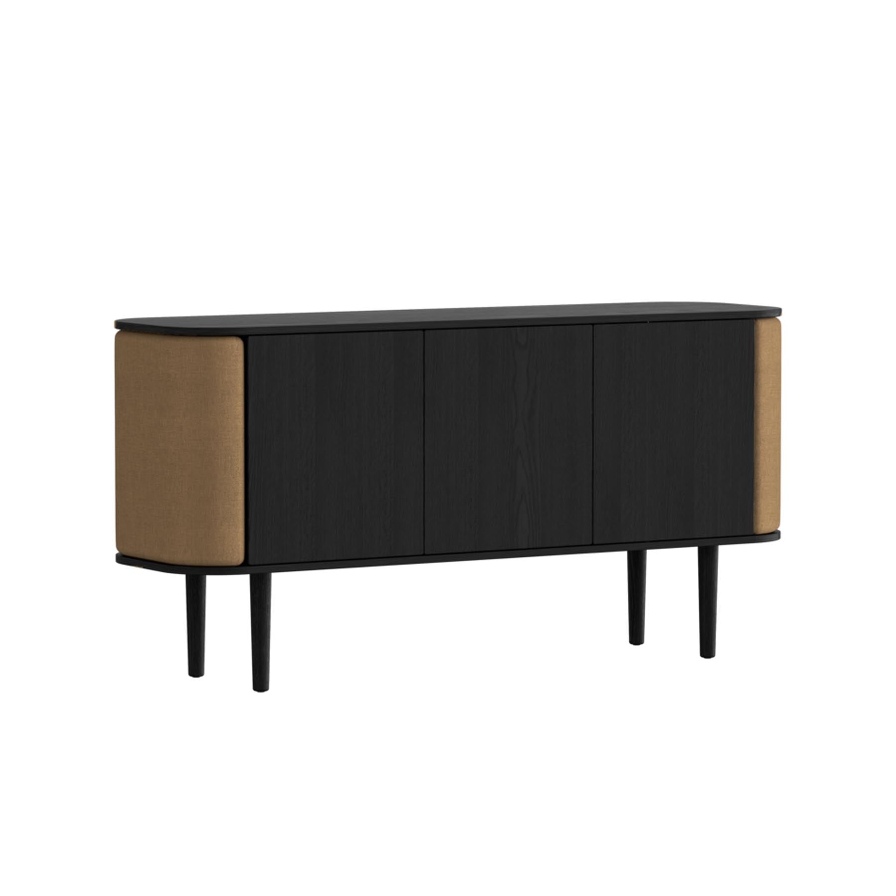 Modernes 3-türiges Sideboard in warmem Sugar Brown von Umage, perfekt für eine stilvolle Einrichtung und funktionalen Stauraum.