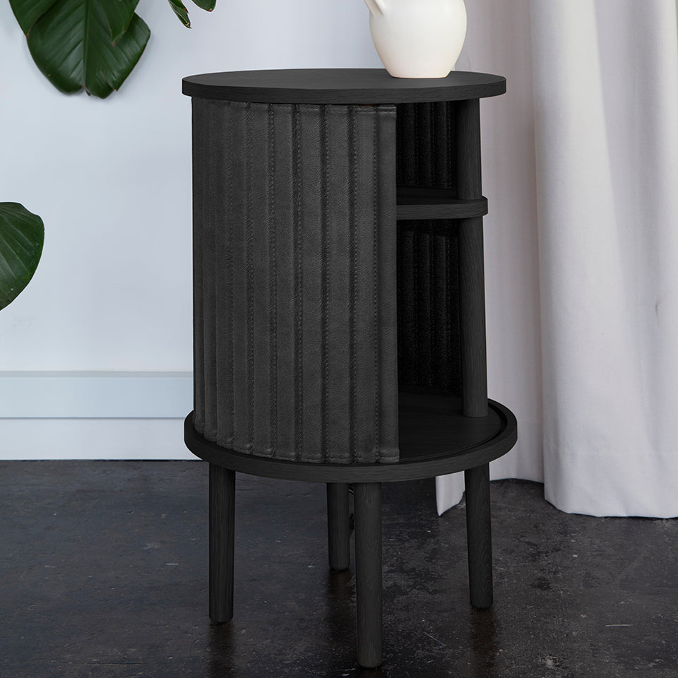 Elegantes Audacious Sideboard Mini in Charcoal, stilvoll präsentiert in einem modernen Wohnambiente, ideal für jeden Raum.