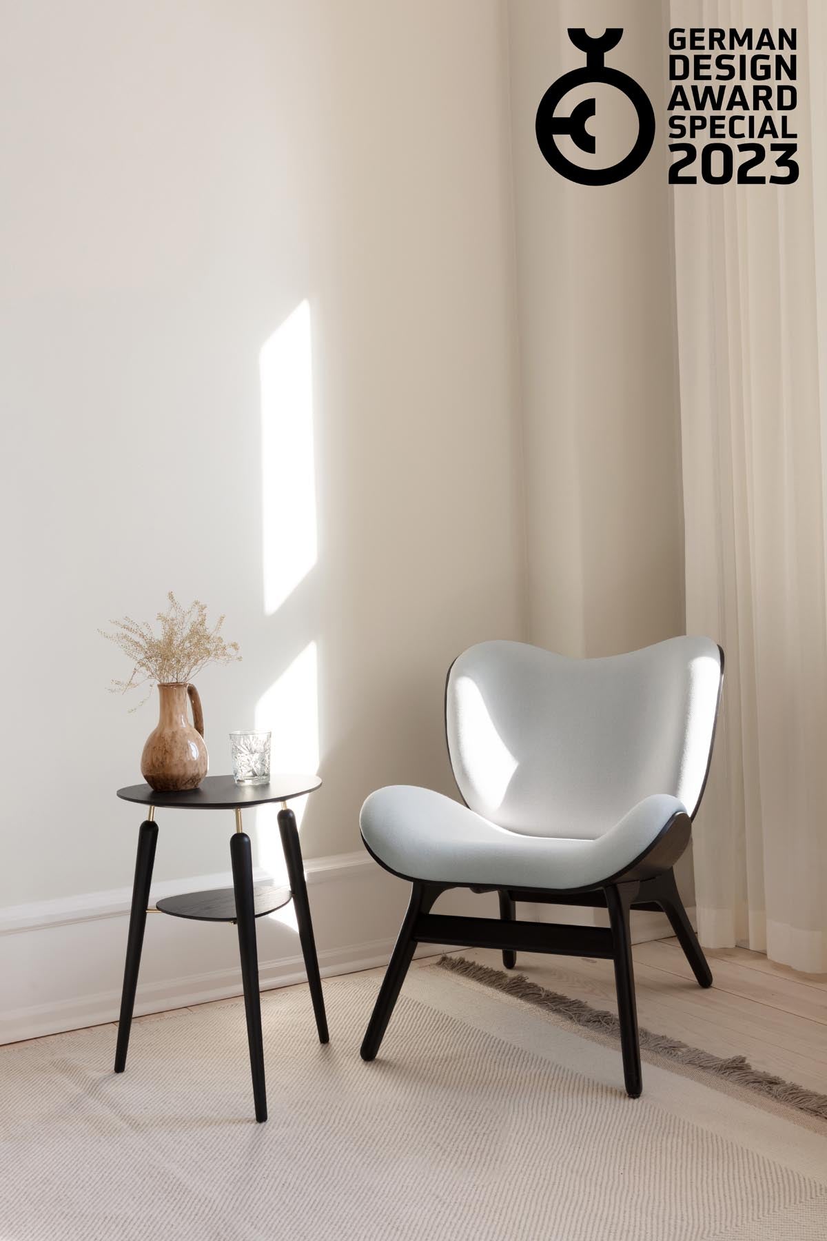 Stylischer My Spot Beistelltisch von Umage, der durch sein minimalistisches Design und harmonische Farbgebung ideal für jedes Wohnambiente ist.