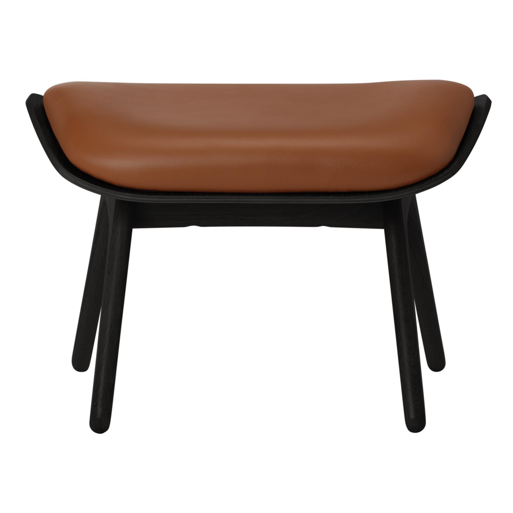 Eleganter Reader Ottoman in warmem Cognac, ideal für gemütliche Leseecken und stilvolle Wohnräume, designt von Umage.